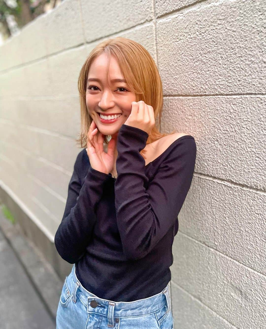 chayのインスタグラム：「人生初の金髪はドキドキしました💛 ライブの日限定にしようと思ってたけど、もう少しだけ延長しようかな😊どう思いますか？💇‍♀️ Thank you @cieca.noguchi ✂︎」