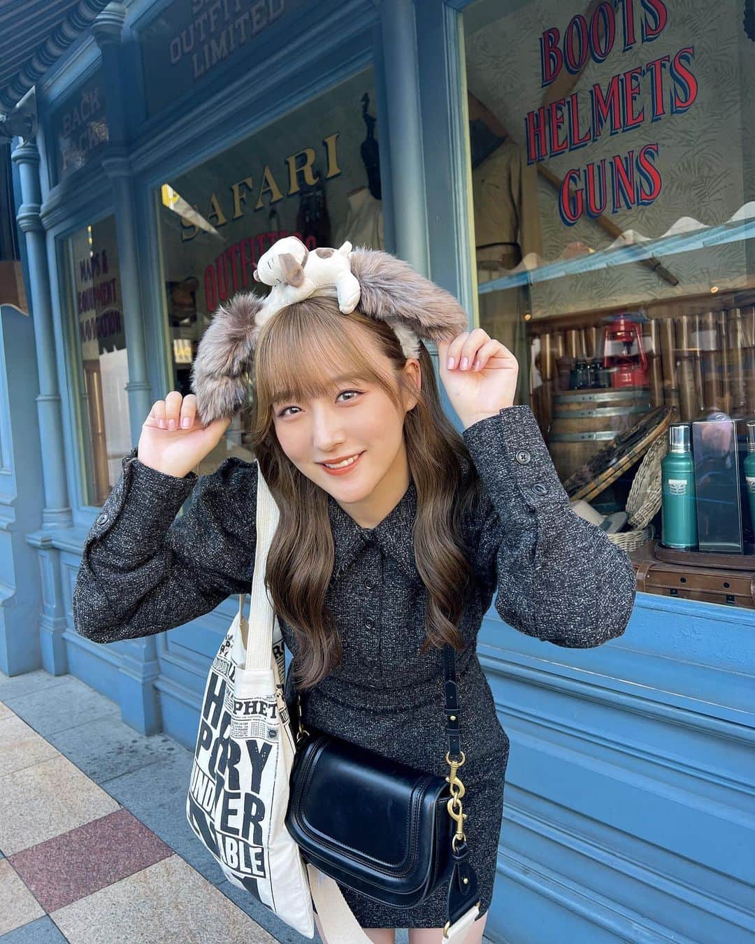 のインスタグラム：「‎⊹ 🪄𓈒  ハロウィン納めしてきました🎃👋 どのテーマパークもハロウィンイベントが1番好き！  明るくした髪色も自然光だと見え方変わって可愛い🥺 2週間限定予定のハイトーン楽しむ♡  #usjハロウィン #思い出グラム #usj #murua #zara #ハイトーン #newhair #onepiece」