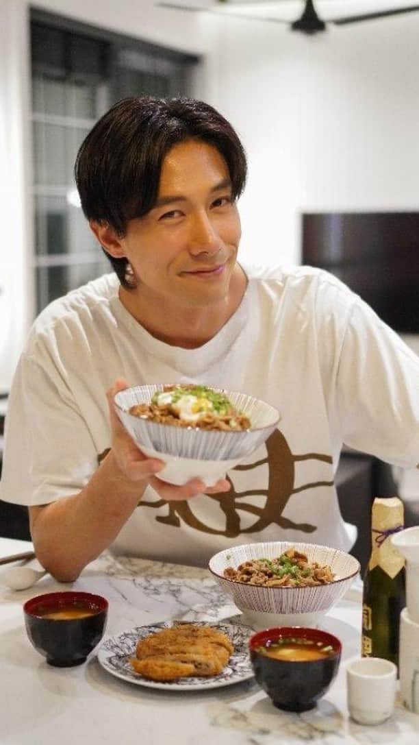 デスモンド・タンのインスタグラム：「Whipping up a bowl of Gyudon with love for my forever favorite person. Itadakimasu! 💙🍲」