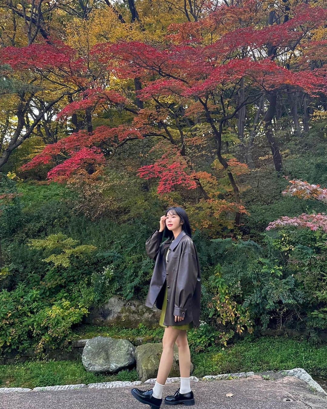 チョア のインスタグラム：「#석파정 가까운 종로구에 이런 예쁜곳이🍁🍂 흥선대원군이 별장으로 사용한곳이래요 고즈넉한 가을정취에 취해 찰칵찰칵,, 다음주가 더 예쁠것 같으니 꼭 가보시길🤎」