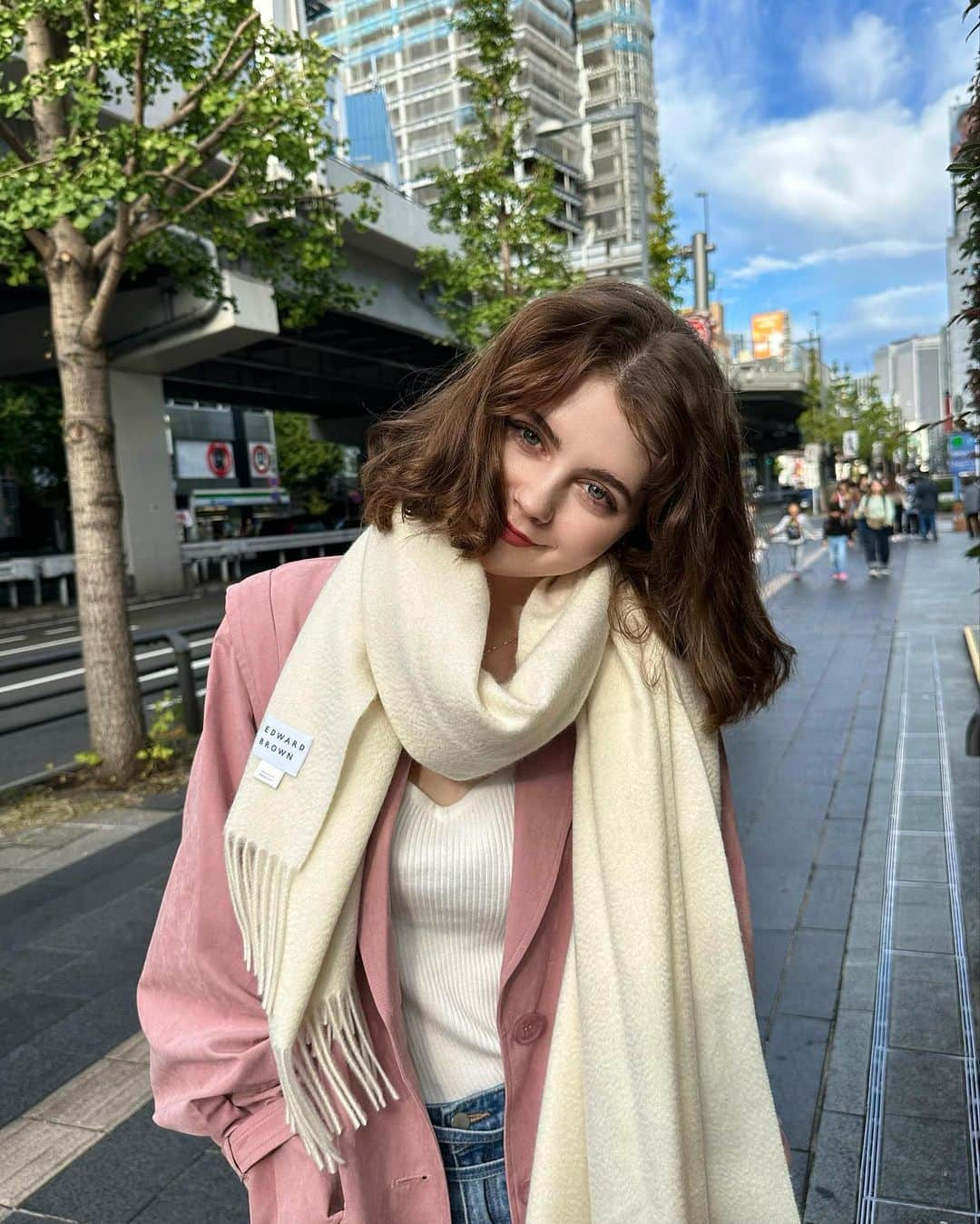 渡辺イリーナのインスタグラム：「素敵なマフラーを巻いてたら穏やかるんるん気分🕊️💗 Wrap in a nice scarf,nice weather day. @edward_brown_official 🫶」