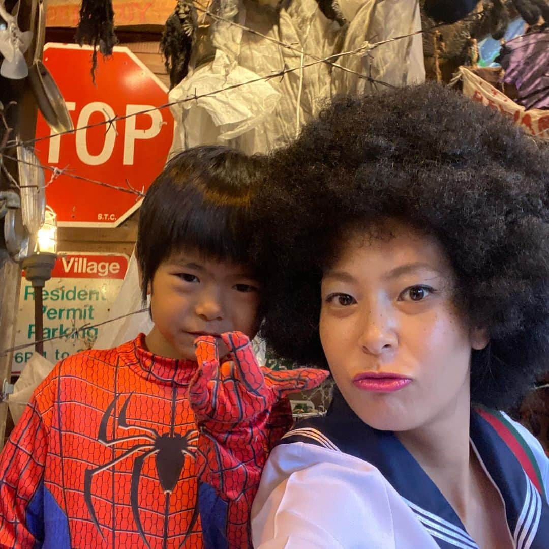 知念美加子さんのインスタグラム写真 - (知念美加子Instagram)「Happy Halloween 🎃👻  今年はめずらしく 余裕のある準備ができた笑  一悶着も二悶着もあったけど← ふたりとも楽しかそうで嬉しいよん❤️  そして、母ちゃんもちゃっかり仮装。こどもたちより目立ったしまって申し訳ない。笑  来年はどうしようかな〜😋←  #ハロウィン仮装 #ハロウィンコスプレ #キャプテンアメリカ #白雪姫 #スーパーウーマン #スパイダーマン #スケバン←」11月2日 20時47分 - chinenmikako