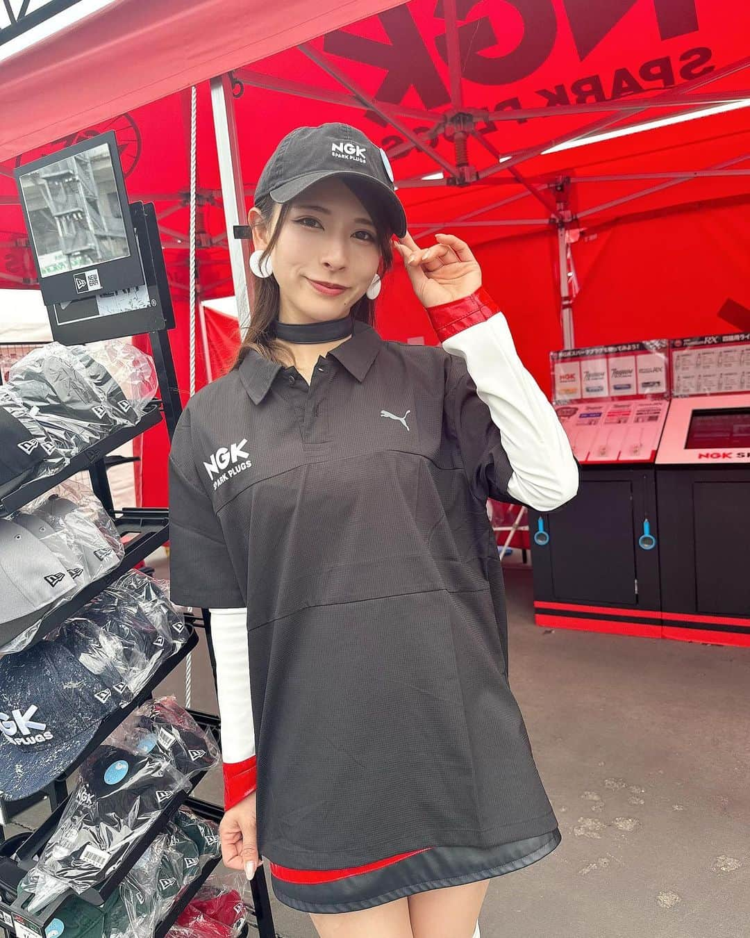 葉月美優さんのインスタグラム写真 - (葉月美優Instagram)「❥11月4日5日はSUPER GT 最終戦！  NGKスパークプラグブースもよろしくお願いいたします💕 今回は冬物が販売されてるんじゃないかな？  私も見に行くのが楽しみですっ！  NGKスパークプラググッズを身に着けて 3号車 Niterra MOTUL Zを応援してくれたら嬉しいです♡  あとPIT WALKの時も、キャップとか被ってるのが見えると すごく嬉しくて、そっち見ちゃうよね🤣💕  @ngksparkplugsofficial  @nismo_jp_official   #ngkスパークプラグ #ngksparkplugs #信頼で選ぶならngkスパークプラグ #niterra #niterramotulz #フェアレディz #fairladyz #supergt #supergt2023 #carrace #モビリティリゾートもてぎ #スーパーgt #スパークプラグ #nissan #nismo #日産 #racequeen #レースクイーン #バイク女子 #motovlog #supergtcameraclub #レースクイーン写真部 #niterraってなーに #motul #サーキットへ行こう #サーキット遊び #サーキット女子 #バイク女子フォト」11月2日 20時57分 - miu_haduki