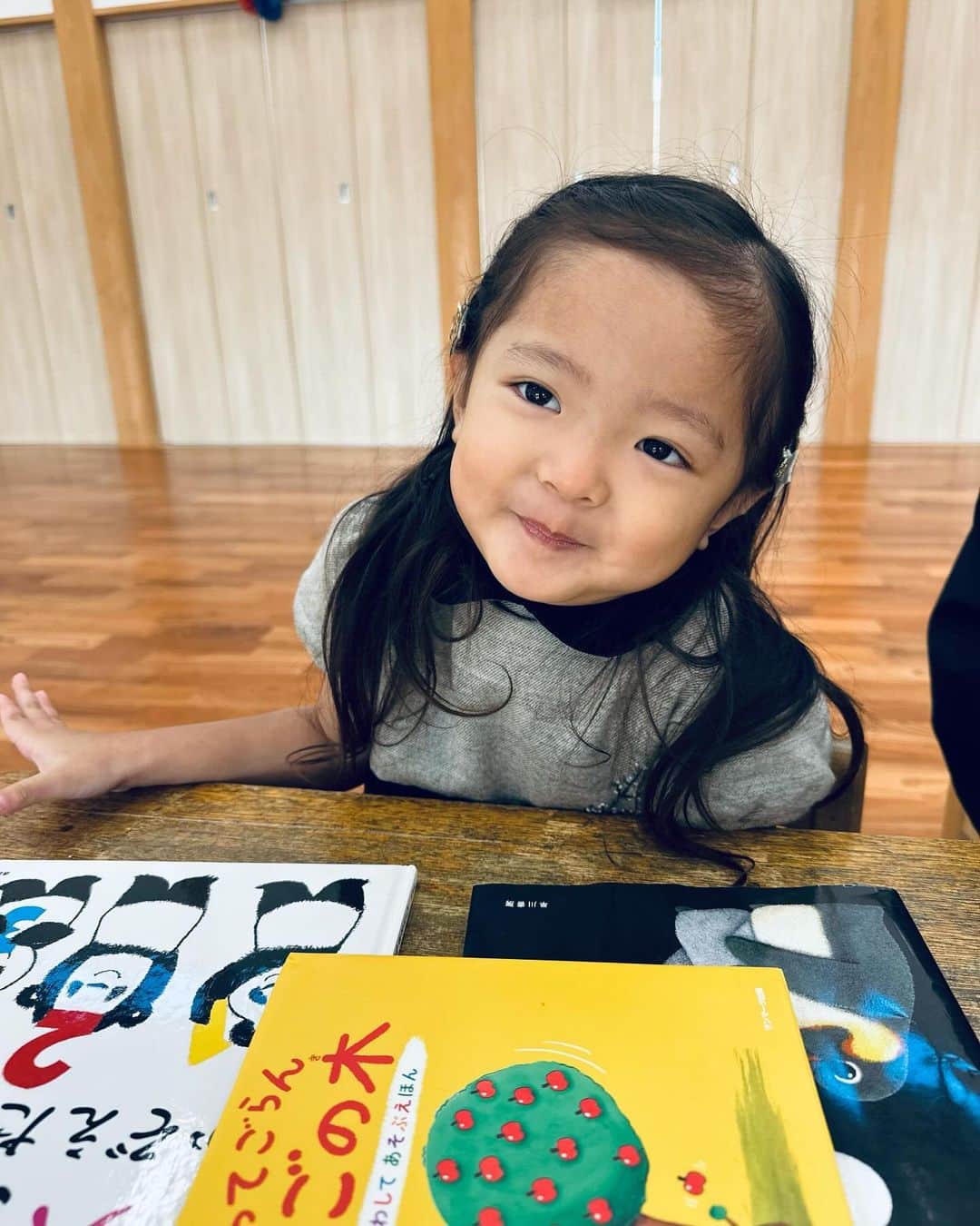 沖樹莉亜さんのインスタグラム写真 - (沖樹莉亜Instagram)「エワ 今日は幼稚園の面接でした❤️ 無事に合格🩷😍 やったね😘  「4月からエワ幼稚園」 口を開けばすぐにこの合言葉を言うエワ  後もう少しで楽しみにしている幼稚園だね🫶❤️ おめでとう㊗️ エワの世界を最高に楽しんでね😍🙏🫶  そしてわたしは 4月から10年ぶりに お昼に子が誰もいない生活に🙏😳 感慨深い🥹🙏❤️❤️ 6枚目は今日のエワと全く同じ 幼稚園面接日のリタ  あっという間だなー🙏🥰🩷❤️  #エワの世界 #幼稚園合格  #おめでとう」11月2日 20時57分 - juliaokijulia
