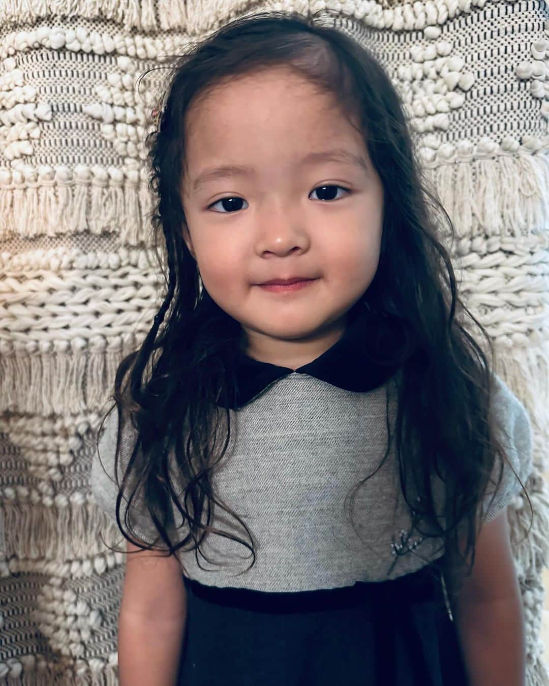 沖樹莉亜さんのインスタグラム写真 - (沖樹莉亜Instagram)「エワ 今日は幼稚園の面接でした❤️ 無事に合格🩷😍 やったね😘  「4月からエワ幼稚園」 口を開けばすぐにこの合言葉を言うエワ  後もう少しで楽しみにしている幼稚園だね🫶❤️ おめでとう㊗️ エワの世界を最高に楽しんでね😍🙏🫶  そしてわたしは 4月から10年ぶりに お昼に子が誰もいない生活に🙏😳 感慨深い🥹🙏❤️❤️ 6枚目は今日のエワと全く同じ 幼稚園面接日のリタ  あっという間だなー🙏🥰🩷❤️  #エワの世界 #幼稚園合格  #おめでとう」11月2日 20時57分 - juliaokijulia