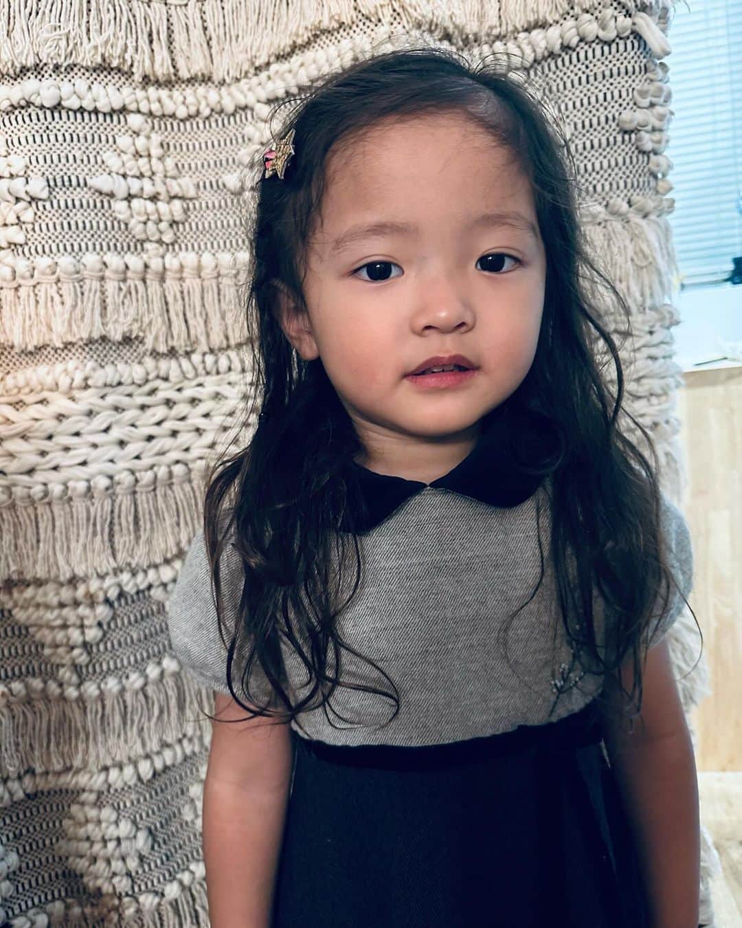 沖樹莉亜さんのインスタグラム写真 - (沖樹莉亜Instagram)「エワ 今日は幼稚園の面接でした❤️ 無事に合格🩷😍 やったね😘  「4月からエワ幼稚園」 口を開けばすぐにこの合言葉を言うエワ  後もう少しで楽しみにしている幼稚園だね🫶❤️ おめでとう㊗️ エワの世界を最高に楽しんでね😍🙏🫶  そしてわたしは 4月から10年ぶりに お昼に子が誰もいない生活に🙏😳 感慨深い🥹🙏❤️❤️ 6枚目は今日のエワと全く同じ 幼稚園面接日のリタ  あっという間だなー🙏🥰🩷❤️  #エワの世界 #幼稚園合格  #おめでとう」11月2日 20時57分 - juliaokijulia