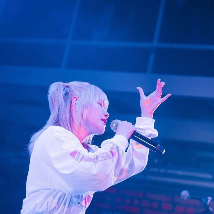 山村響のインスタグラム：「山村 響 LIVE 2023 〜Bitter Sweet Night 〜  photo by：ATSUSHI（@axtxsx）  山村 響「Bitter Sweet Drops」(Audio Visual) https://youtu.be/QiRdKpmESis  「Bitter Sweet Drops」のオーディオビジュアルを作りました🍬 先日のワンマンライブの写真を使って、ライブを振り返ってもらえるような内容に。 これからの人生、この夜に、この曲に、きっと何度も背中を押してもらいます。 みんなにとっても、そんな想い出になってくれてたらいいな。  #山村響 #ヒビクビタスイ #ライブ写真 #livephotography #audiovisual」