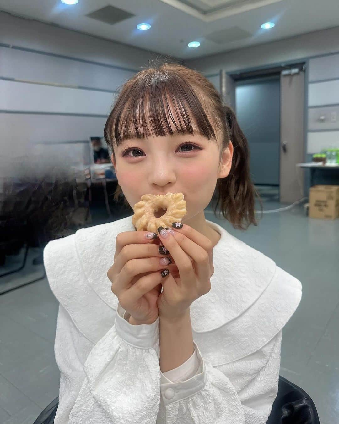 新澤菜央さんのインスタグラム写真 - (新澤菜央Instagram)「ドーナツもアイドルも王道がすきっ？❤︎  ⠀ #彼女の私服がかわいい #低身長コーデ #sサイズコーデ #156cm #骨格ウェーブ #ガーリーコーデ #フレンチガーリー #フレンチガーリーコーデ #merryjenny #merryjennyコーデ #maisonspecial #メゾンスペシャル #zara #zarakids #epine #ツインテール #crispycreamdoughnut #ootd」11月2日 20時51分 - _shinshin_48