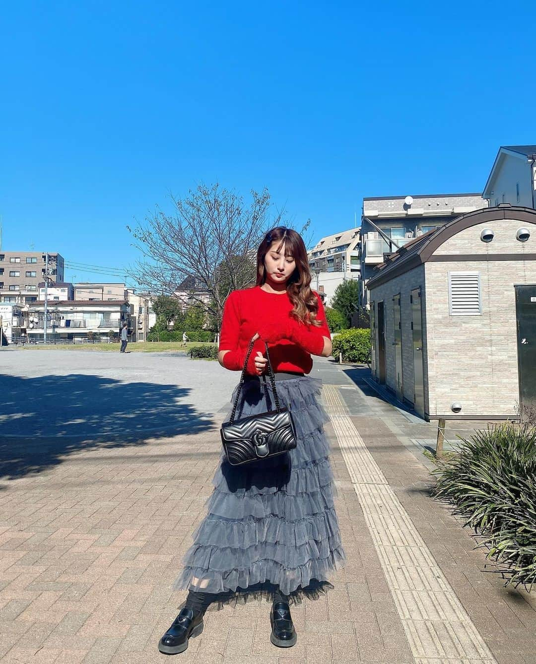 青野美沙稀のインスタグラム：「最近の気分はこんな感じ🎈  #misakicode  knit→ @meemselect  skirt→ @meemselect  shoes→ @prada  bag→ @gucci   #meemselect #zozotown #ゾゾタウン #prada #プラダ #gucci #グッチ #秋コーデ」