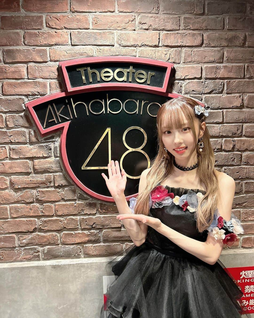 岡田梨奈さんのインスタグラム写真 - (岡田梨奈Instagram)「10月31日、AKB48を卒業しました。  6年間、色々なことがありました。 楽しい事ばかりだけでなく、辛い時も沢山ありました。 でも、思い返すと楽しかった事ばかり浮かんできて、18歳の頃の私の選んだ道は間違っていなかったと、そう思います。  そして、素敵なドレスも作っていただきました。 まさか、私に卒業ドレスを作っていただけるなんて、、 私の事を思って私の為に作ってくださったドレスです。 本当に可愛くて愛を感じられて、フィッティング時には少し泣きそうでした。笑 本当に素敵なドレスをありがとうございました。  そして、ヘアメイクさん。本当に毎公演毎公演素敵な髪型にしてくださいました。 卒業公演も本編ポニーテール、ドレス時巻き下ろしという時間が無い中、私の希望を叶えてくれました。 素敵な髪型にして下さり、本当にありがとうございました。  劇場公演は本当に沢山の方の支えがあって開催出来ています。 ファンの方だけで無く、全てのスタッフさんに感謝の気持ちでいっぱいです。 いつも素敵なステージを用意してくださり、ありがとうございました。  メンバーもこの日のために新ポジを覚えてくれたり、曲を覚えてくれたりと本当に出演してくれてありがとうございます。最後にみんなと歌って踊れて良かった。  ファンの皆さん、本当に6年間楽しい日々をありがとうございました。 みんなが私のファンで良かった。 出会ってくれてありがとう。  長くなりましたが、この辺で。笑  それでは、またね！  #akb48 #アイドル #卒業 #卒業公演 #卒業ドレス #ヘアメイク #オサレカンパニー」11月2日 20時54分 - okarina_111