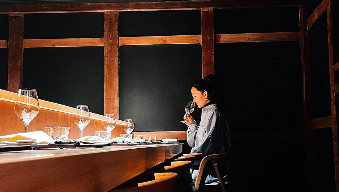 冨永愛さんのインスタグラム写真 - (冨永愛Instagram)「⁡ ちょこっと奈良旅 紫翠ラグジュアリーコレクションホテル奈良に滞在しました。 ここのお鮨「正倉」は是非足を運んでほしい。 板前の平山さんのお料理はとても優しく、心身に沁みわたる。 平山さん選りすぐりの骨董の器と共に、築100年の蔵を改築した店内で静かな時の流れを味わうことができます。 ⁡ @shisuihotel_nara  ⁡ #奈良 #正倉 #紫翠ラグジュアリーコレクションホテル奈良 #紫翠#奈良#theluxurycollection  #印伝 の巾着」11月2日 20時54分 - ai_tominaga_official