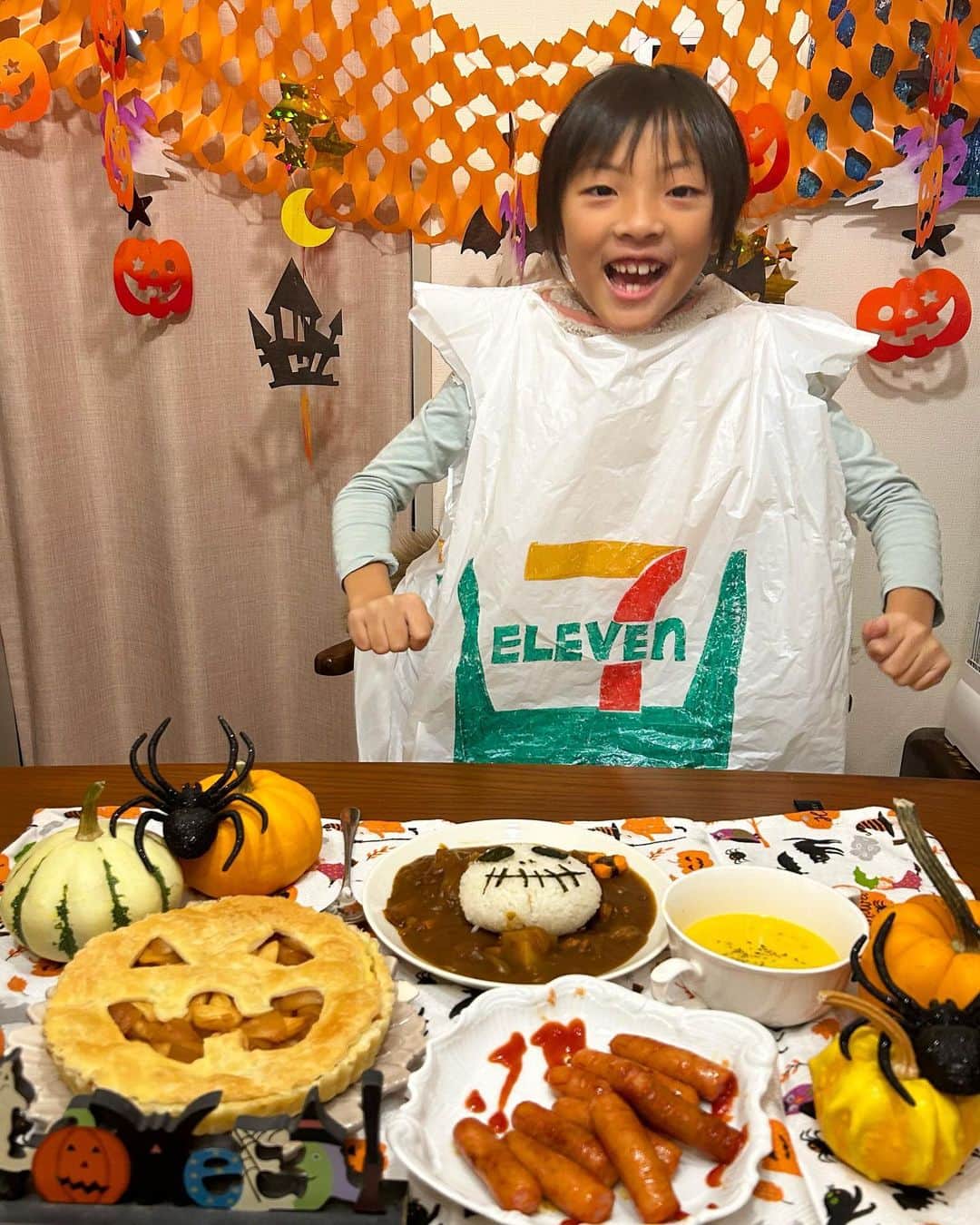 高橋有紀子のインスタグラム：「* 今年のハロウィンは習い事２つ重なってる日で、 私も仕事からの習い事送迎だし、 イベントに行く時間もないから 衣装は何も用意してなかったんだけど、 何かしらやりたいと直前に言うもんだから、 目の前を通り過ぎたセブンイレブンのトラック見て 急遽前日にコンビニの仮装を作りました🎃笑  産まれてから毎年プリンセスもパンプキンも、 ネコ、キノピオ、魔女の宅急便のキキも、 もう一通りやり遂げたから、 ここまできたら人と被らないもので。笑  セブンイレブンの店員さんも爆笑してくれたし😂🫶🏽  セブンイレブンのオレンジは朝焼けのイメージで、 赤は夕焼け、緑はオアシスで、 “朝から夜までお客さんのオアシスでありたい” っていう意味らしいよ🥹🟠🟢🔴✨ @seven_eleven_japan   #ハロウィン #セブンイレブン #コンビニ仮装 #記録 #2023_10_31 #halloween #seveneleven」
