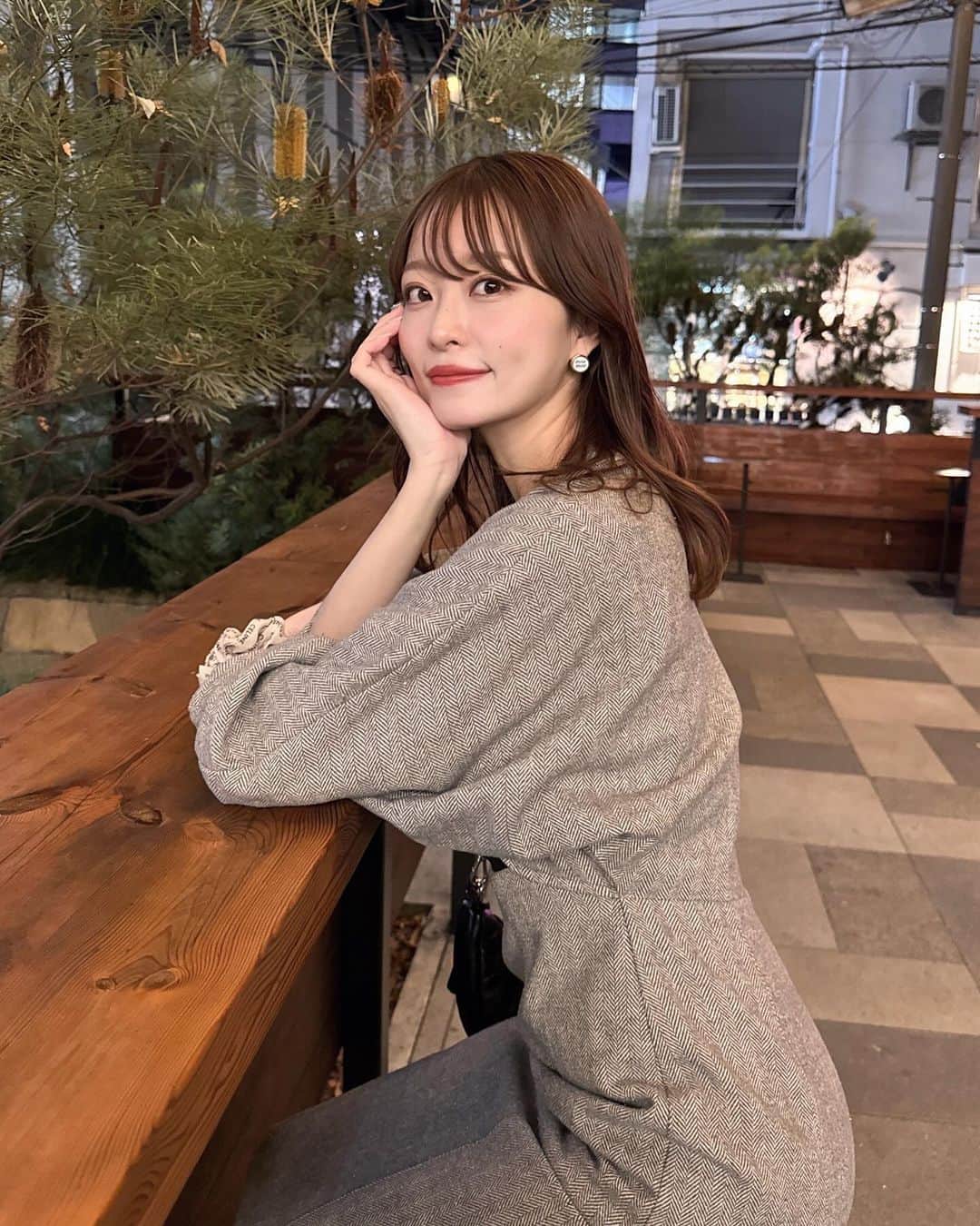 のインスタグラム：「今日のコーデ🩶 インナーをキャミソールにするとスッキリ着れる😌！  第2弾の発売ドキドキだ〜みんな気になるアイテムあるかな🥺 ⁡ one-piece: RENA direction × @vannie__u  ⁡ 【VANNIE U ZOZOTOWN】 ⁡ 第2弾  フラワービジューカーディガン フロントオープンマーメイドワンピース 11/18(sat.) 19:00 発売開始 ⁡ ▪︎フロントオープンマーメイドワンピース beige / gray  free size ¥8,800 ⁡ 🍑156cm/骨格ウェーブ/1st イエベ春 2nd ブルベ夏 ⁡ #vannie_u #ヴァニーユー #骨格ウェーブ #骨格ウェーブコーデ #156cmコーデ #イエベ #イエベ春 #ワンピースコーデ #ゾゾタウン #zozotown #秋コーデ #秋服コーデ  #秋服 #ミニワンピ #ミニワンピース #キャミワンピ #キャミワンピース #スタイルアップ #スタイルアップコーデ #タートルネック #タートルネックニット #ニットワンピ #ニットワンピース #ニット #ニットコーデ #デートコーデ #モテコーデ #あざとコーデ #デート服 #秋冬コーデ」