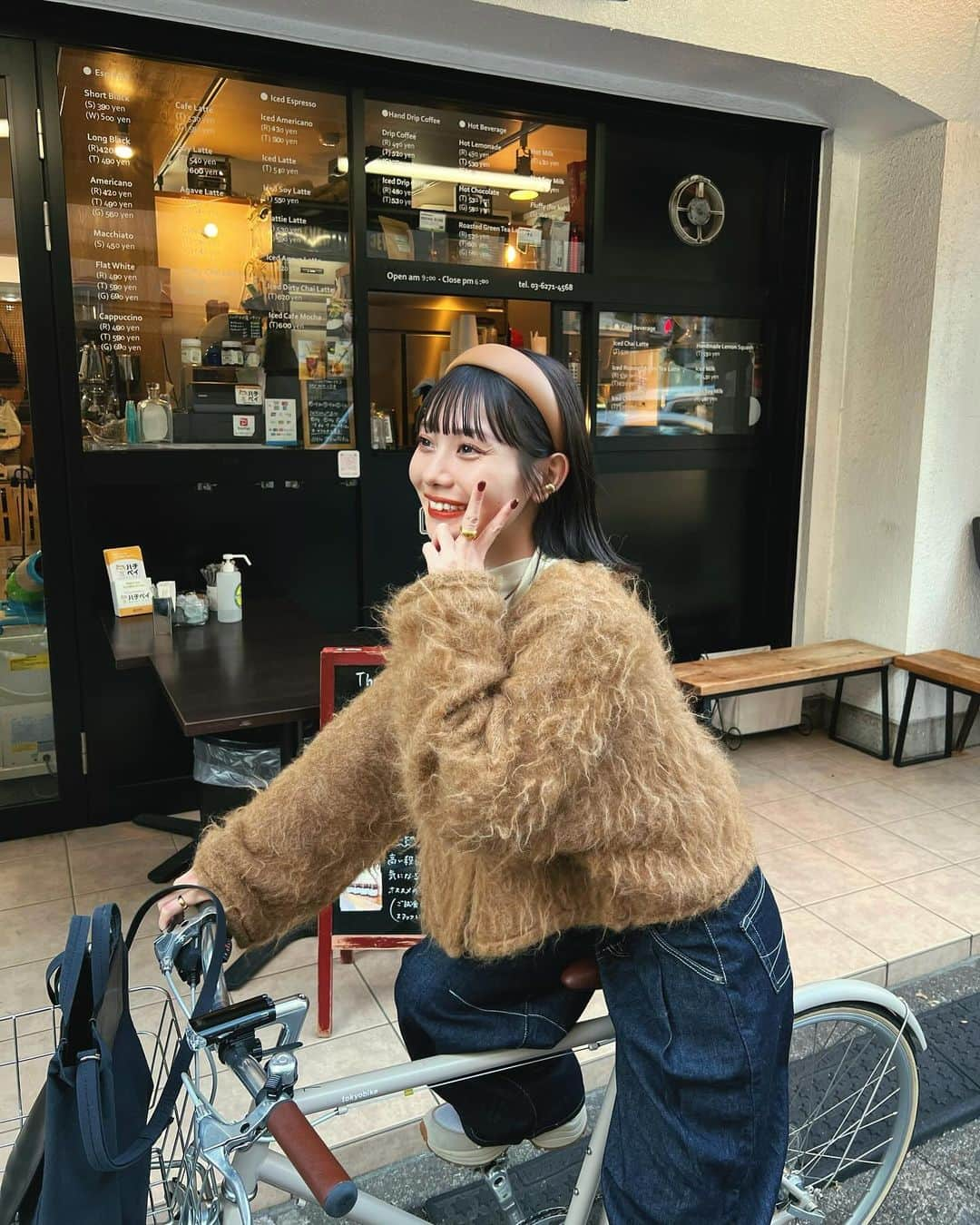 まるのインスタグラム：「ㅤ 今の時期の自転車、気持ちよくて 最高すぎるんよな〜😌🍂 ㅤ この日はキャメルのモケモケちゃん。 秋っぽい色味がお気に入り🍁 @hinari_official  デニムパンツ合わせでカジュアルに着こなすのも かわいいんよー🌛🤍 ㅤ( 11/10 12:00 new release ) ㅤ デニムパンツは @freaksstore_official  シルエット可愛すぎて一目惚れしたやつ😫🤎  #hinari #hinari_code #153cmコーデ #低身長コーデ」