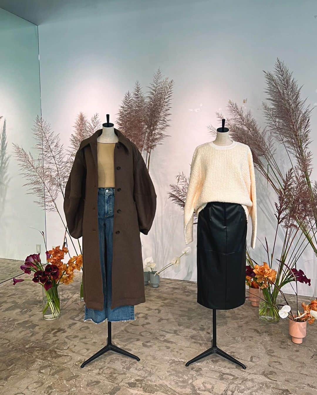 小梶恵莉のインスタグラム：「. 10.28-29 東京POPUPへ足を運んで頂き 本当ーーーにありがとうございました🥹✨  たっくさんの方にご来店頂けて混雑する店内で 皆さんがご試着してくださる姿を見て、 胸が熱くなりました🥹❤️  ELLIEのお洋服を手に取ってくださり 本当にありがとうございます！！！🥹✨ いつもPOPUPに来て下さる方々に こうしてまたお会い出来るのが とても嬉しかったです☺️❤️❤️  初日、レジ、フィッティングと 大変お待たせしてしまい、本当に 申し訳ございませんでした🙇‍♀️  年内これからもまた可愛い新作が出るので 楽しみにしててください🥰 いつもご愛顧頂きありがとうございます🥰🥰  POPUPを手伝ってくれた素晴らしい人材の みんなにも頭が上がりません🥹 みんなありがとう❣️❣️  最終日の焼肉が沁みたねぇ〜🤤🫶🫶  次は来週の名古屋POPUP🥰🥰🥰🥰 名古屋の皆様、お会いできるのを 心より楽しみにしています❣️  #ellie_jp#東京POPUP#tokyoPOPUP」