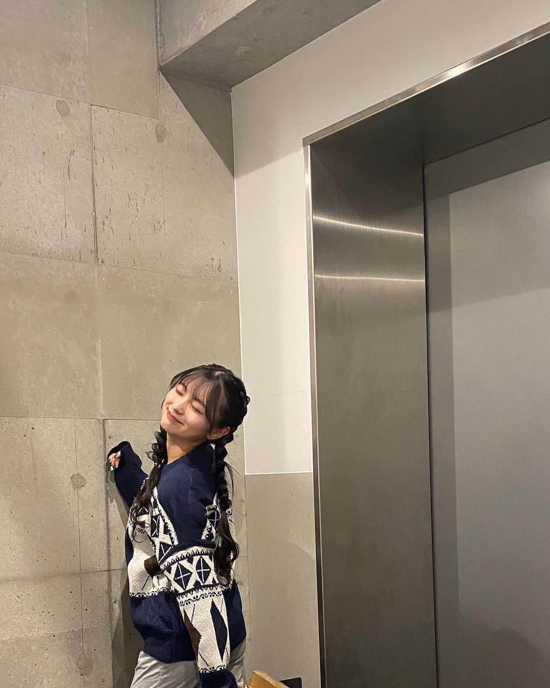 桐原美月さんのインスタグラム写真 - (桐原美月Instagram)「. ⁡ 冬服を買い始めました🧵❄️ ニット似合いますか〜〜？💭 ⁡ ⁡ ⁡ ⁡ ⁡ ＿＿＿＿＿＿＿＿＿＿＿＿＿＿＿＿＿＿＿＿＿＿ ⁡ #오오티디 #데일리룩 #韓国ファッション #y2k #newjeans #平成ギャル #韓国ギャル #韓国ヘア #ロングヘア #シールエクステ  #フルバング #シースルー前髪 #韓国前髪 #ヨシンモリ #巻き髪アレンジ #巻き髪 #アイドル #グラビアアイドル #グラビア #reels #03 #셀카 #패션 #일상 #일본  #ニットコーデ #カーディガンコーデ #三つ編みアレンジ #編み込みアレンジ」11月2日 20時58分 - kirihara_mizuki