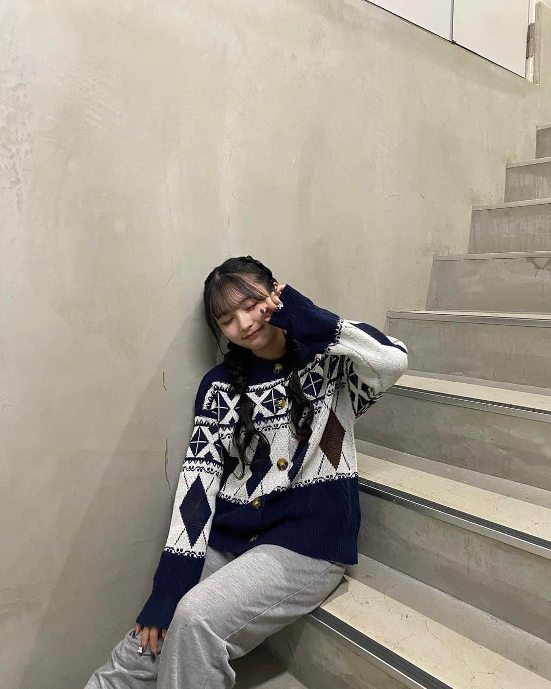 桐原美月さんのインスタグラム写真 - (桐原美月Instagram)「. ⁡ 冬服を買い始めました🧵❄️ ニット似合いますか〜〜？💭 ⁡ ⁡ ⁡ ⁡ ⁡ ＿＿＿＿＿＿＿＿＿＿＿＿＿＿＿＿＿＿＿＿＿＿ ⁡ #오오티디 #데일리룩 #韓国ファッション #y2k #newjeans #平成ギャル #韓国ギャル #韓国ヘア #ロングヘア #シールエクステ  #フルバング #シースルー前髪 #韓国前髪 #ヨシンモリ #巻き髪アレンジ #巻き髪 #アイドル #グラビアアイドル #グラビア #reels #03 #셀카 #패션 #일상 #일본  #ニットコーデ #カーディガンコーデ #三つ編みアレンジ #編み込みアレンジ」11月2日 20時58分 - kirihara_mizuki