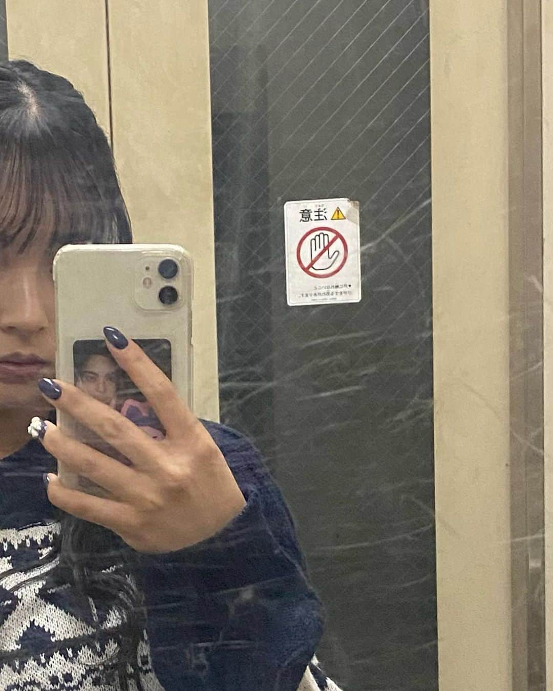 桐原美月さんのインスタグラム写真 - (桐原美月Instagram)「. ⁡ 冬服を買い始めました🧵❄️ ニット似合いますか〜〜？💭 ⁡ ⁡ ⁡ ⁡ ⁡ ＿＿＿＿＿＿＿＿＿＿＿＿＿＿＿＿＿＿＿＿＿＿ ⁡ #오오티디 #데일리룩 #韓国ファッション #y2k #newjeans #平成ギャル #韓国ギャル #韓国ヘア #ロングヘア #シールエクステ  #フルバング #シースルー前髪 #韓国前髪 #ヨシンモリ #巻き髪アレンジ #巻き髪 #アイドル #グラビアアイドル #グラビア #reels #03 #셀카 #패션 #일상 #일본  #ニットコーデ #カーディガンコーデ #三つ編みアレンジ #編み込みアレンジ」11月2日 20時58分 - kirihara_mizuki