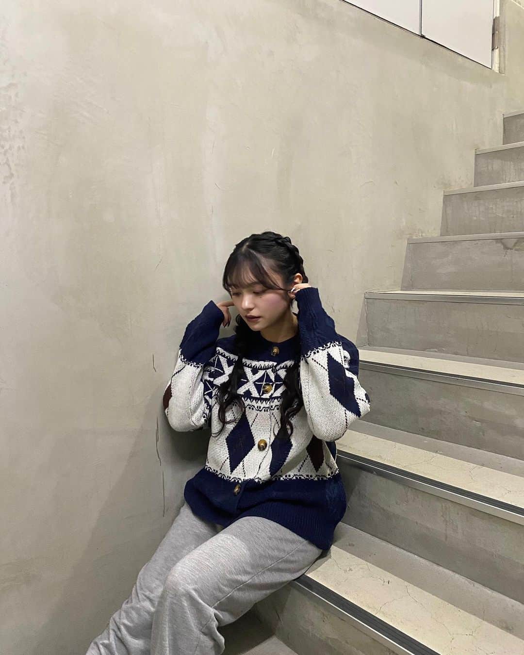 桐原美月さんのインスタグラム写真 - (桐原美月Instagram)「. ⁡ 冬服を買い始めました🧵❄️ ニット似合いますか〜〜？💭 ⁡ ⁡ ⁡ ⁡ ⁡ ＿＿＿＿＿＿＿＿＿＿＿＿＿＿＿＿＿＿＿＿＿＿ ⁡ #오오티디 #데일리룩 #韓国ファッション #y2k #newjeans #平成ギャル #韓国ギャル #韓国ヘア #ロングヘア #シールエクステ  #フルバング #シースルー前髪 #韓国前髪 #ヨシンモリ #巻き髪アレンジ #巻き髪 #アイドル #グラビアアイドル #グラビア #reels #03 #셀카 #패션 #일상 #일본  #ニットコーデ #カーディガンコーデ #三つ編みアレンジ #編み込みアレンジ」11月2日 20時58分 - kirihara_mizuki