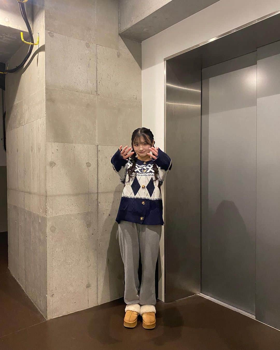 桐原美月さんのインスタグラム写真 - (桐原美月Instagram)「. ⁡ 冬服を買い始めました🧵❄️ ニット似合いますか〜〜？💭 ⁡ ⁡ ⁡ ⁡ ⁡ ＿＿＿＿＿＿＿＿＿＿＿＿＿＿＿＿＿＿＿＿＿＿ ⁡ #오오티디 #데일리룩 #韓国ファッション #y2k #newjeans #平成ギャル #韓国ギャル #韓国ヘア #ロングヘア #シールエクステ  #フルバング #シースルー前髪 #韓国前髪 #ヨシンモリ #巻き髪アレンジ #巻き髪 #アイドル #グラビアアイドル #グラビア #reels #03 #셀카 #패션 #일상 #일본  #ニットコーデ #カーディガンコーデ #三つ編みアレンジ #編み込みアレンジ」11月2日 20時58分 - kirihara_mizuki