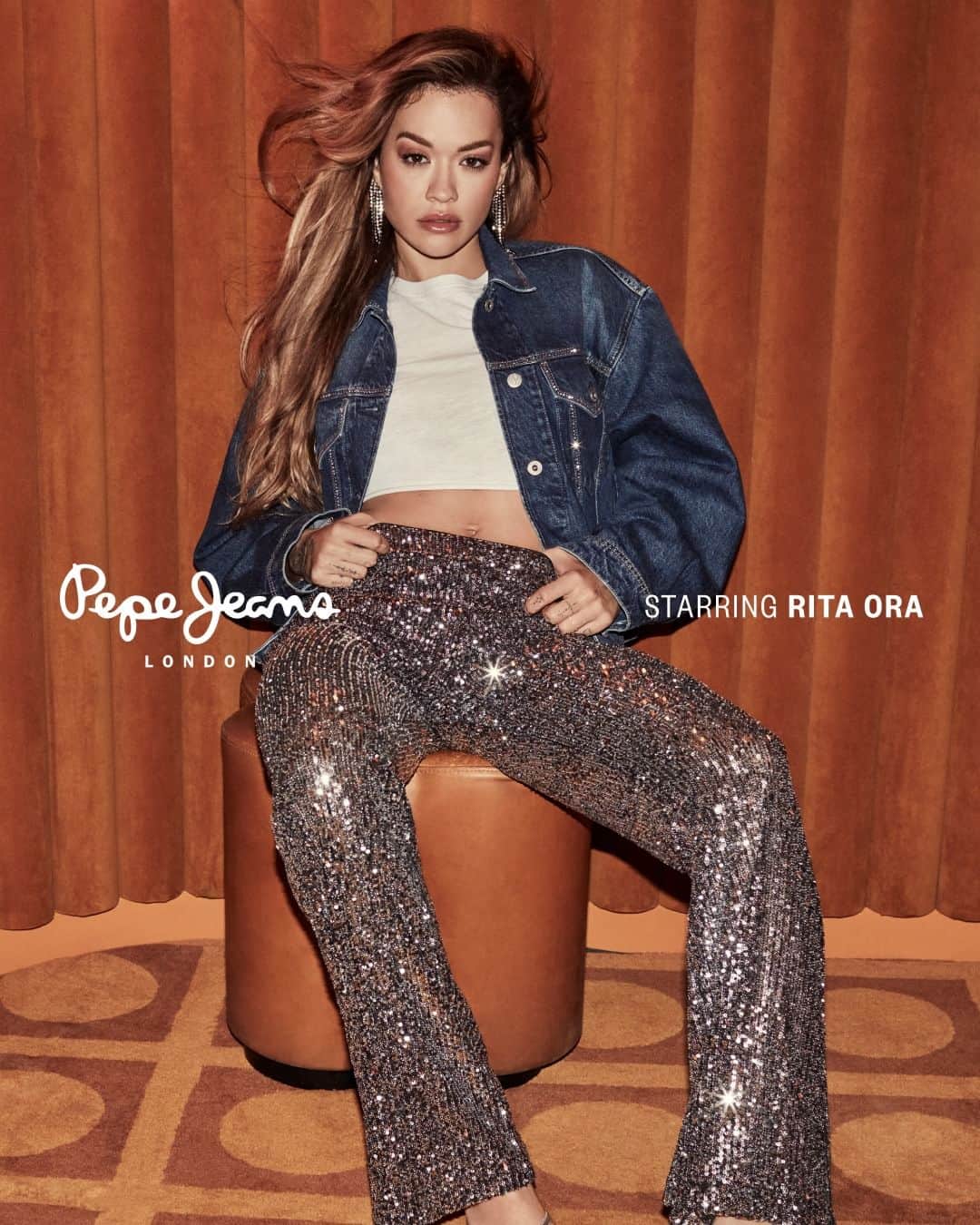 ペペジーンズのインスタグラム：「LONDON AFTER HOURS | Mix and match standout pieces from the Holiday Edit starring Rita Ora for these mesmerising looks. #PepeJeansLondon #AW23  Credits: Talent: @ritaora  Photographer & Director: @studio_jackson  Stylist: @sarrjamois  Hair: @shonju  Make-Up: @mariebruce  Creative direction: @suburbia_agency」