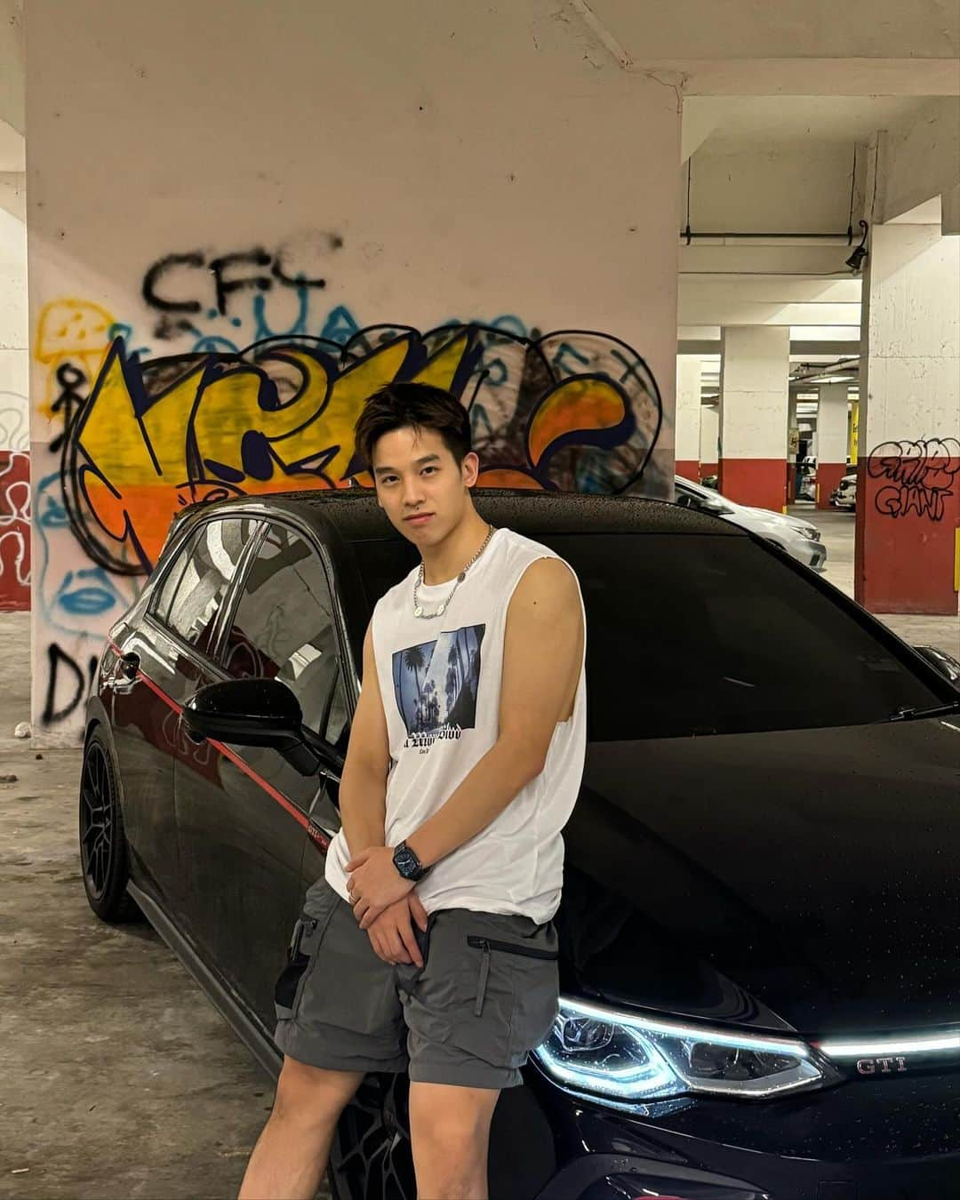 周凱翔のインスタグラム：「Trying to act cool with my car 😎😎」