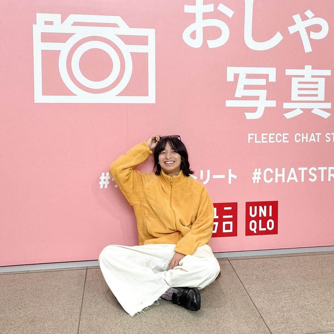 上野一稀さんのインスタグラム写真 - (上野一稀Instagram)「・ 「フリースとおしゃべりであったまろうーFLEECE CHAT STREETー」 れっつびーさんと一緒にユニクロ原宿いって体験してきた！ ・ 今日響いた言葉  衣服は良い食事、良い映画、素晴らしい音楽作品のようなものだ。 Clothes are like a good meal, a good movie, great pieces of music. ・ ・ フリースTシャツを商品の「感想（＝声）」でお支払いする「VOICE PAY」 & 懐かしい背景でセルフ写真が撮れる「おしゃべり写真館」 を体験しました！ シンプルに懐かしい感じもして楽しかった！ ・ 開催期間 期間：11月1日(水) – 17日(金) 場所：ユニクロ原宿店 是非体験しにいってみてね^_^ ・ ・ ・ ・ #PR #CHATSTREET #チャットストリート #ユニクロフリース #UNIQLO #ユニクロ #メンズファッションコーデ #メンズファッションコーディネート #メンズモデル #ユニセックスファッション #秋服コーデ #冬服コーデ #フリース」11月2日 21時00分 - itsuki1158