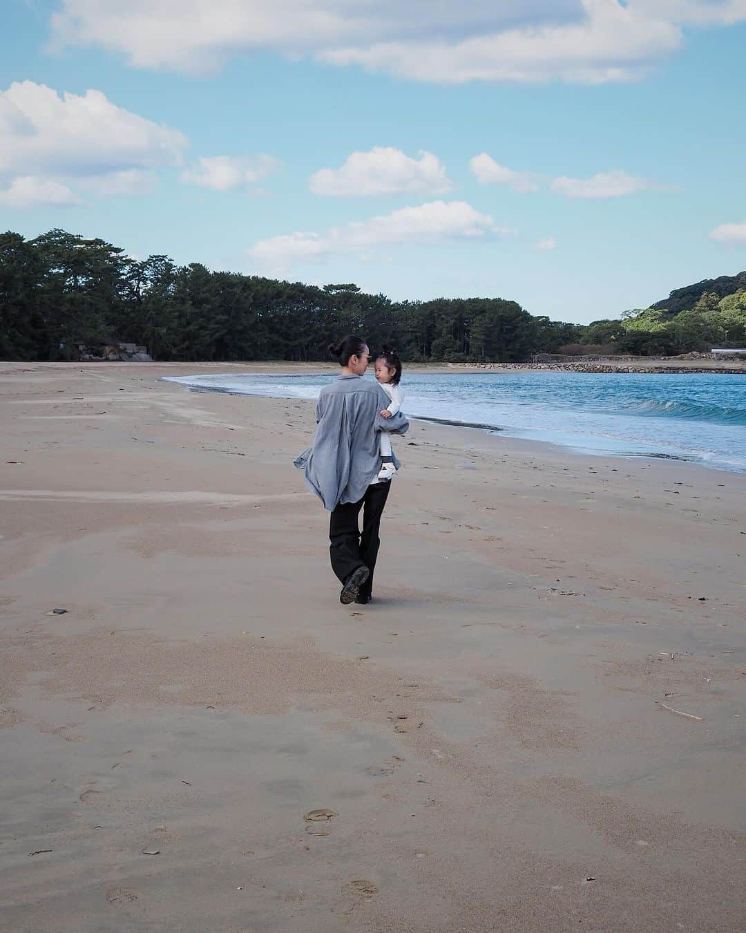 櫻井千尋さんのインスタグラム写真 - (櫻井千尋Instagram)「. 📍Hagi, Yamaguchi 🏨 @mihagi1025  ~"萩の街並み"と "菊ヶ浜ビーチ" 編~  大空と広い海をずっと眺めれて ゆっくりとした時間を 家族で過ごせた 1泊2日の 萩旅行  最近は結婚式の準備や 子どもたちが連続して病気したり、 気持ちがずっとソワソワしていたから こういう旅がしたかったんだ〜  写真撮りすぎて 収まりきらないので ホテルは次のポストでご紹介 💁🏻‍♀️  ホテルの目の前は海が広がっていて 最高なロケーションのホテル @mihagi1025 歩き始めた娘は転びながらも初めての海を楽しんでた♪  ホテルからすぐ近くの萩の城下町は のどかで気持ちいい時間が流れてて 散策には最高の場所だった〜  あの時間 また欲しいなあ笑 歩いているだけなのに浄化させる気分になるってすごいよね また新しい町に出会えて嬉しかったな🧚🏻  #リゾートホテル美萩 #萩 #山口県観光」11月2日 21時01分 - chihirosakurai
