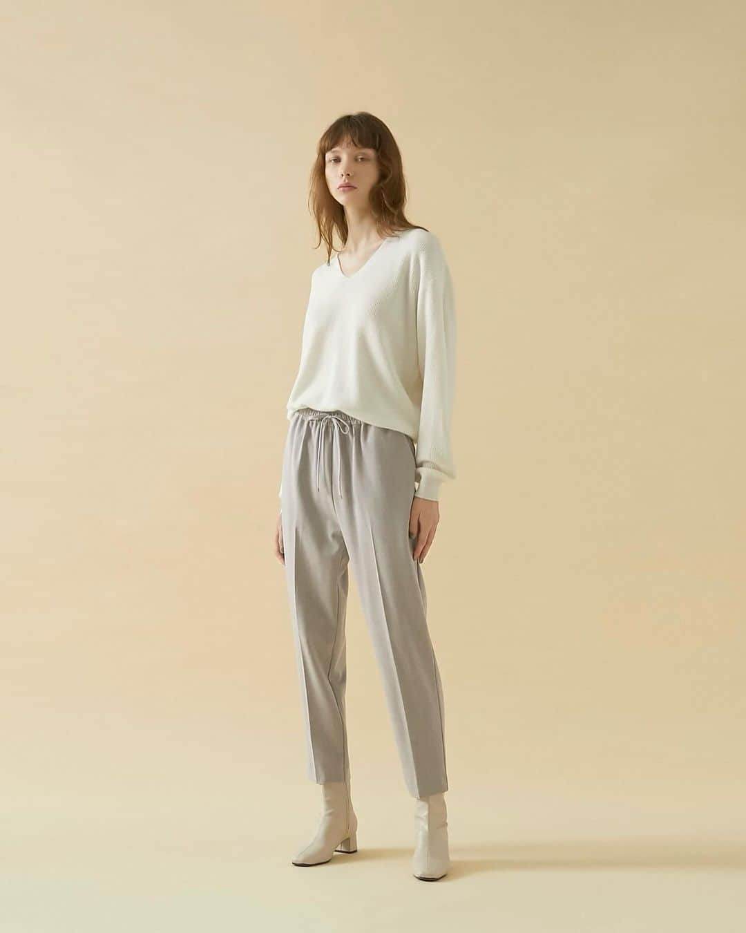 OPAQUE.CLIPのインスタグラム：「NEW ITEM ______________________________  ▷ アゼVネックニットプルオーバー No.637-17023  デコルテラインをきれいに見せながらも、 抜け感のある上品なVネックが魅力のニット  ▷ イージーテーパードパンツ No.637-67028  暖かく、快適に 蓄熱素材「NEO THERMO／ネオサーモ（R）」を使用した、裏起毛のダブルクロスシリーズ 履き心地が良さと多機能性にこだわった、 美脚イージーテーパードパンツです  ______________________________  #opaqueclip #オペークドットクリップ」