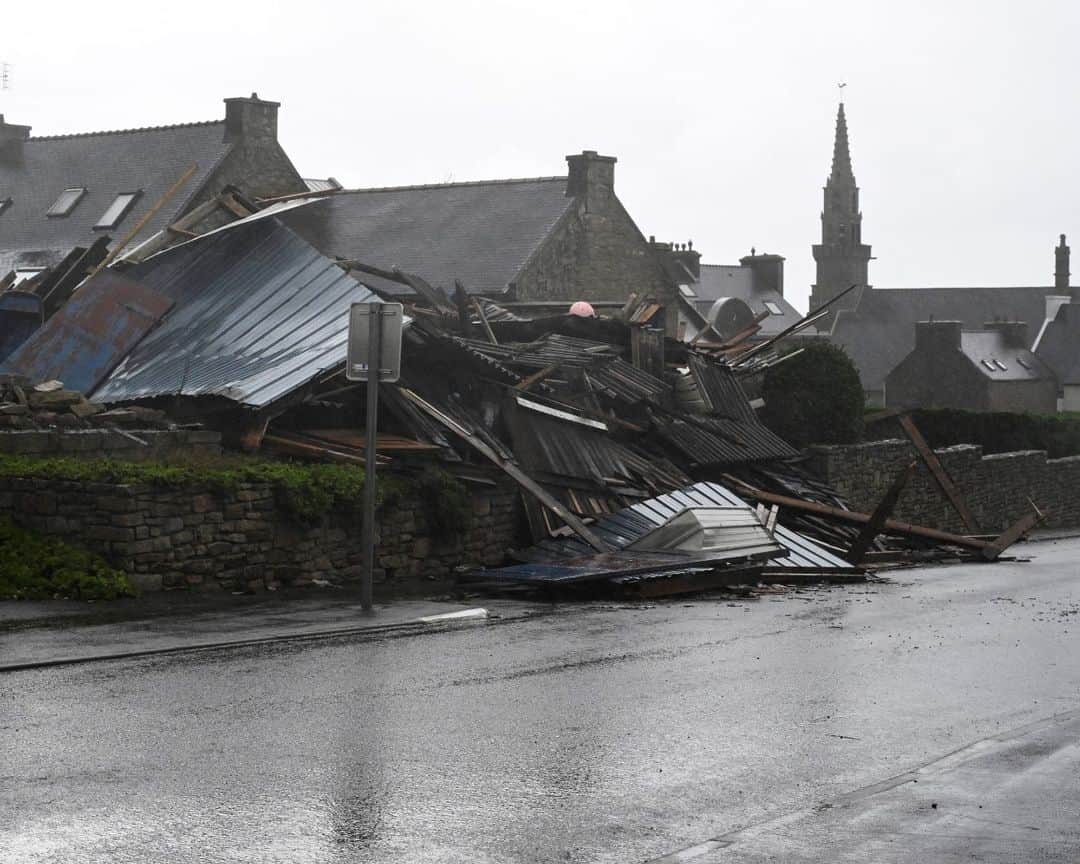 AFP通信さんのインスタグラム写真 - (AFP通信Instagram)「France, Britain hit by record winds of Storm Ciaran⁣ ⁣ Storm Ciaran battered northern France with record winds of nearly 200 km per hour killing a lorry driver as southern England remained on high alert Thursday and rail operators in several countries warned of traffic disruptions.⁣ ⁣ 📷 Damien MEYER⁣ 📷 Fred TANNEAU⁣ 📷 @loubenoiste⁣ 📷 @yohanbonnet」11月2日 21時01分 - afpphoto