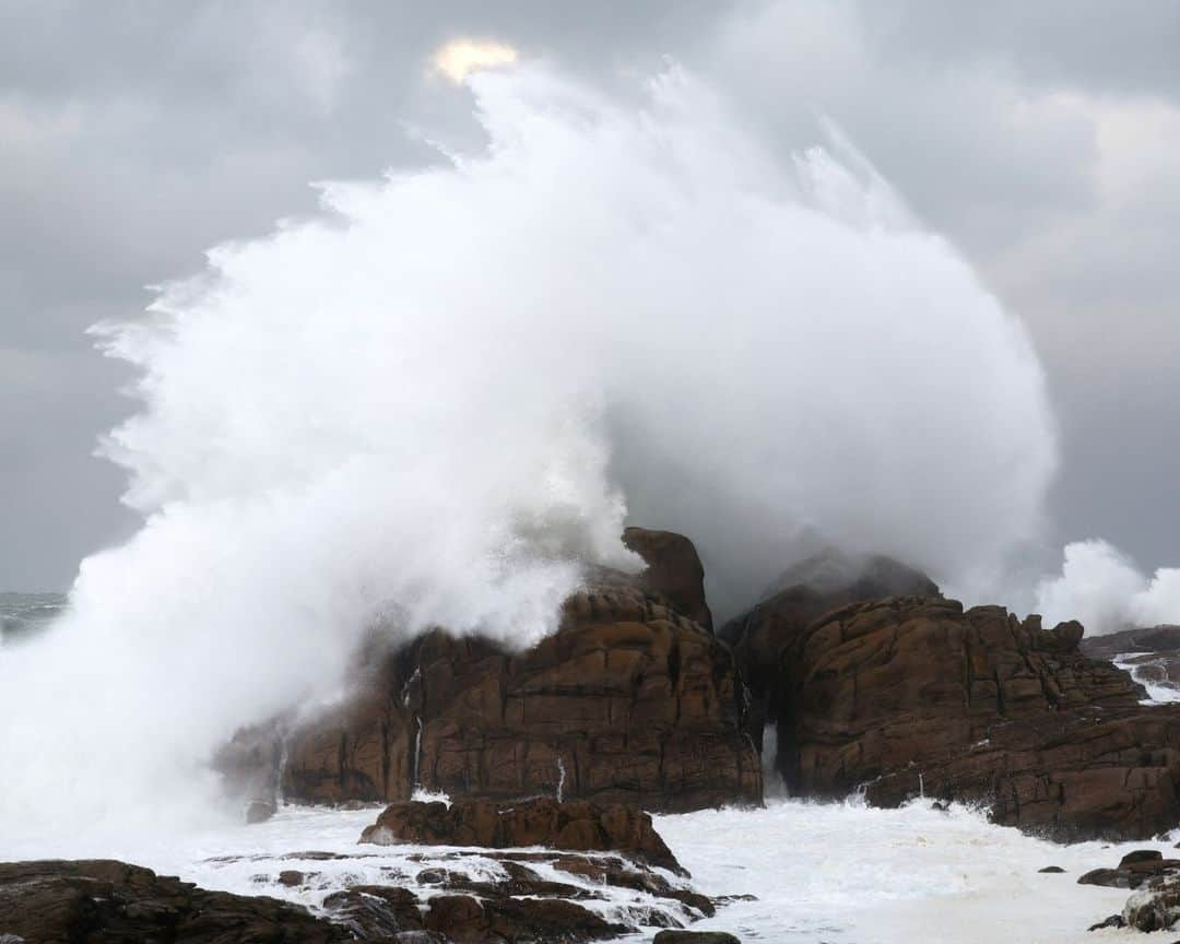 AFP通信のインスタグラム：「France, Britain hit by record winds of Storm Ciaran⁣ ⁣ Storm Ciaran battered northern France with record winds of nearly 200 km per hour killing a lorry driver as southern England remained on high alert Thursday and rail operators in several countries warned of traffic disruptions.⁣ ⁣ 📷 Damien MEYER⁣ 📷 Fred TANNEAU⁣ 📷 @loubenoiste⁣ 📷 @yohanbonnet」