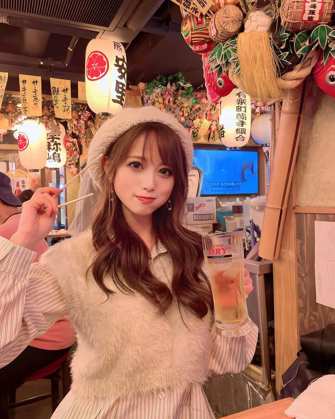 なみめろのインスタグラム：「⁡ ⁡ 久々の友達と過ごした休日🫶♥ ⁡ 20時からお店予約してたのに 我慢できなくなって、適当に居酒屋入って乾杯🍻💕 ⁡ ⁡ お店の名前も見ず入ったんだけど たまたま、北海道のお店だった🐮笑 ⁡ せっかく東京行ったのに北海道🙃 ⁡ ⁡ #新橋 #新橋居酒屋  #居酒屋 #乾杯」