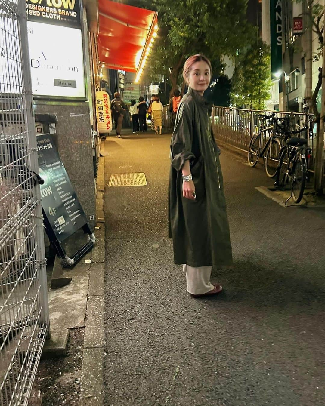 川島幸恵さんのインスタグラム写真 - (川島幸恵Instagram)「🌿🌿🌿 ⁡ ロングモッズコート、初おろし♡ ライナーを外してやっと、やーっと着れました🙋🏼‍♀️✨ (中は半袖のTシャツ😂) ⁡ やっぱりこのバサバサ感が可愛いんです😚 こだわりおすすめポイント✌️ ⁡ ⁡ #SHENERY_official #coat #SHENERY #tee #vintage #pants #andher #bangls #tiffany #bag #yahki #shoes #maisonmargiela  #fashion #styling #モッズコート」11月2日 21時02分 - sachie118