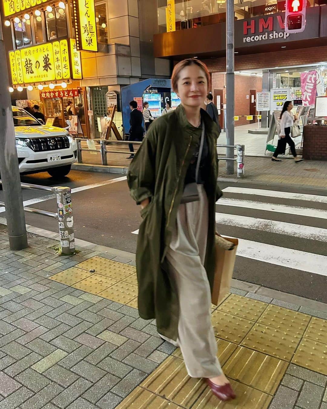 川島幸恵のインスタグラム：「🌿🌿🌿 ⁡ ロングモッズコート、初おろし♡ ライナーを外してやっと、やーっと着れました🙋🏼‍♀️✨ (中は半袖のTシャツ😂) ⁡ やっぱりこのバサバサ感が可愛いんです😚 こだわりおすすめポイント✌️ ⁡ ⁡ #SHENERY_official #coat #SHENERY #tee #vintage #pants #andher #bangls #tiffany #bag #yahki #shoes #maisonmargiela  #fashion #styling #モッズコート」
