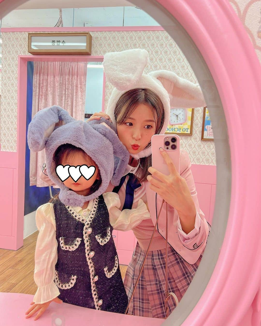 林弓束のインスタグラム：「. 今日は妹と娘と新大久保に遊びにいってきました🇰🇷 ※まだハロウィン期間とおもって 温かい目でみて下さい。笑 . まずは @bkeyphoto_jp で 韓国JKになってプリクラ撮ったよ😂✨ . めちゃくちゃ可愛いブースに娘も大興奮❣️ さすがに娘のサイズの制服はなくって、もっと制服っぽい格好させていきたかったなー😂 . 私は娘が選んだまさかのピンクの制服をww やるからには全力で楽しもうということで振り切りました😂💓 かなりやばい載せられない写真も撮れた😂😂 FCに公開しよかな笑笑 いやFCでも迷惑かも笑 . でもでもすっごく楽しかったです😂💓 30代、いや40代でも羞恥心すててぜひ‼️笑 . . . . . #新大久保 #新大久保コリアンタウン #コリアンタウン #韓国プリクラ #プリクラ #韓国jk #親子コーデ #親子プリクラ #子供服 #こどもふく #こども服 #おでかけスポット  #子連れ東京 #子連れお出かけ #子連れ東京さんぽ #こどもとおでかけ #まはりふく  #東京ママ #3歳女の子 #3歳女の子コーデ」