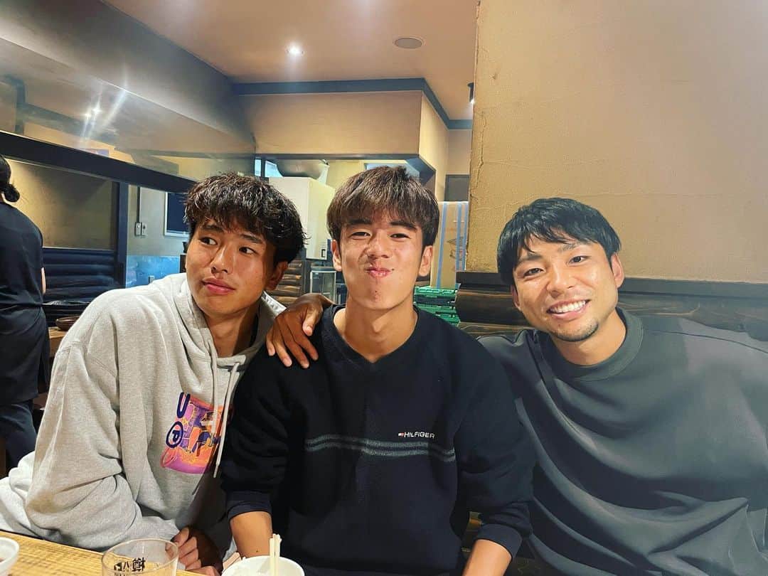 小林悠のインスタグラム：「若いエキス吸ってきましたパート3  今日もたくさん吸わせて頂きました😋  ジンギスカンも美味しかったです！  また明日から頑張ります⚽️」