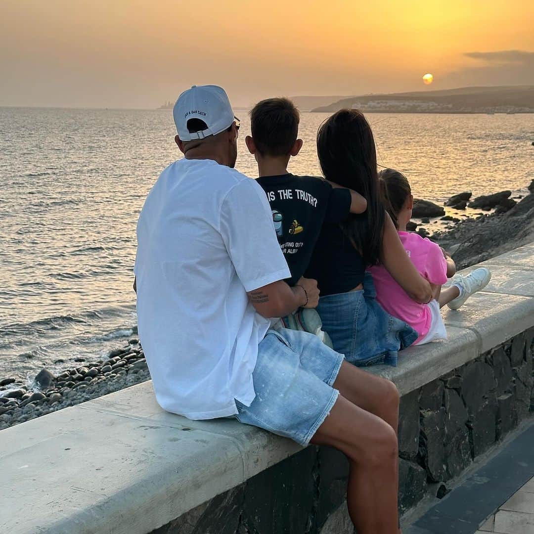 ビクトル・マチン・ペレスのインスタグラム：「¡Feliz cumpleaños, mi amor! Gracias por ser esa persona tan especial que ilumina nuestras vidas con tu amor y bondad. Eres único ❤️ Que este día esté lleno de alegría y amor. ¡Que todos tus deseos se hagan realidad! ¡Te amo con locura! 🎉🥳🎂」