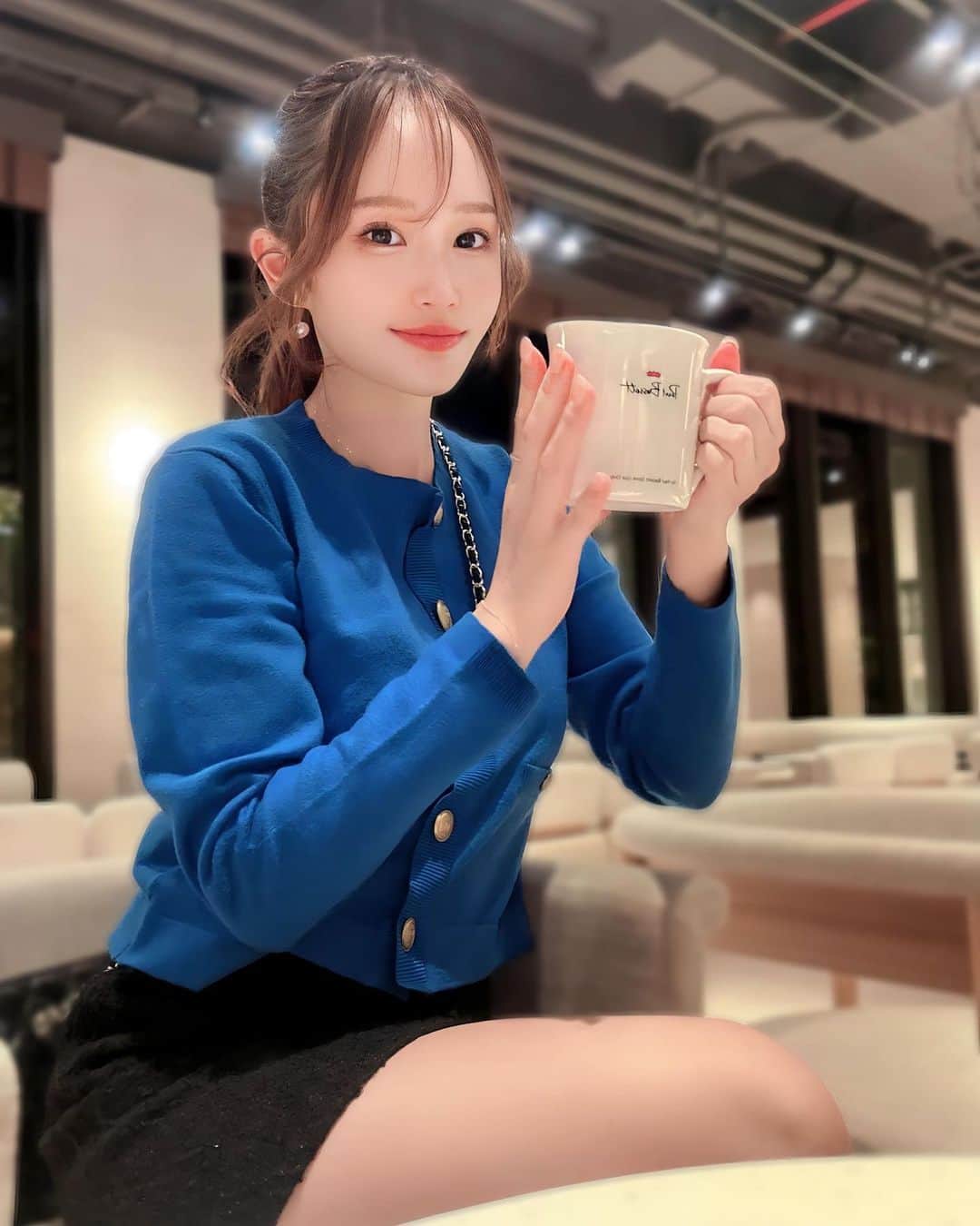 ぷーちゃんのインスタグラム：「🐶🍯  韓国に来ました🇰🇷✈️  大阪からやと東京行くより近いんよね😂  久しぶりの韓国はたのしすぎる🥹✨️  1泊目は#仁川パラダイスシティホテルアンドリゾート に宿泊☺️  豪華すぎて、まとめきれず、 ストーリーにたくさん流してるから見てね🎞⟡.·  写真はホテル内のカフェで休憩ちゅう𓂃𖠚ᐝ  #韓国#韓国カフェ #仁川パラダイスシティホテル #韓国ホテル#韓国旅行 #韓国コーデ」