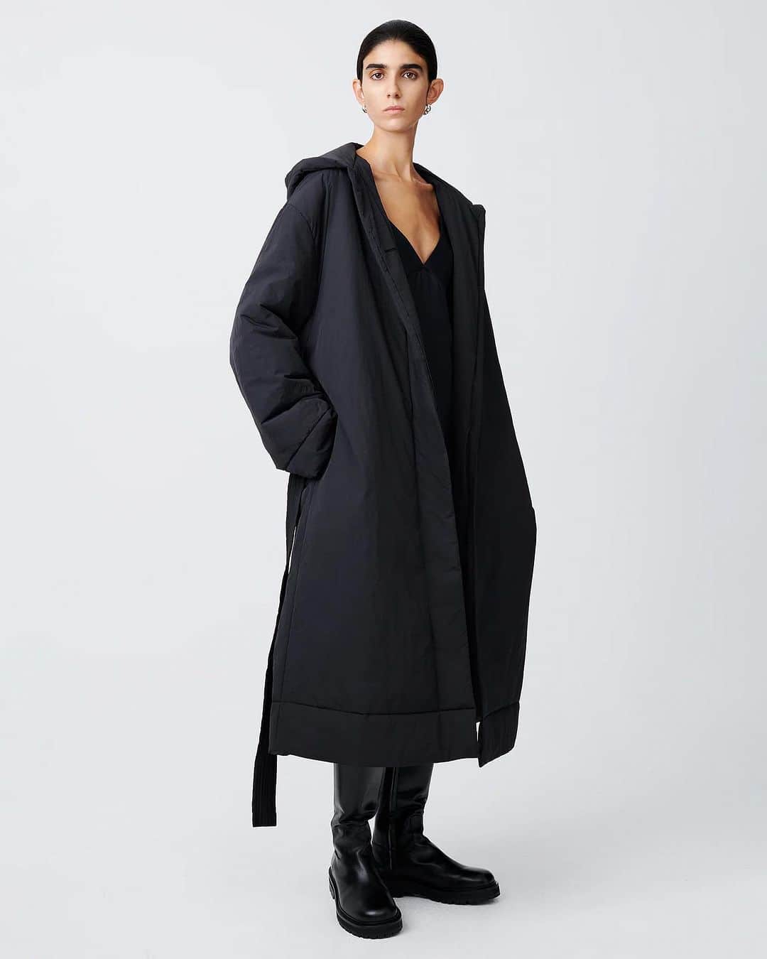 スタジオ ニコルソンのインスタグラム：「Ecodown Outerwear | Our Kariba coat is constructed from a powder-coated parachute nylon, and filled with Ecodown fibres for superior heat retention | #studionicholson」