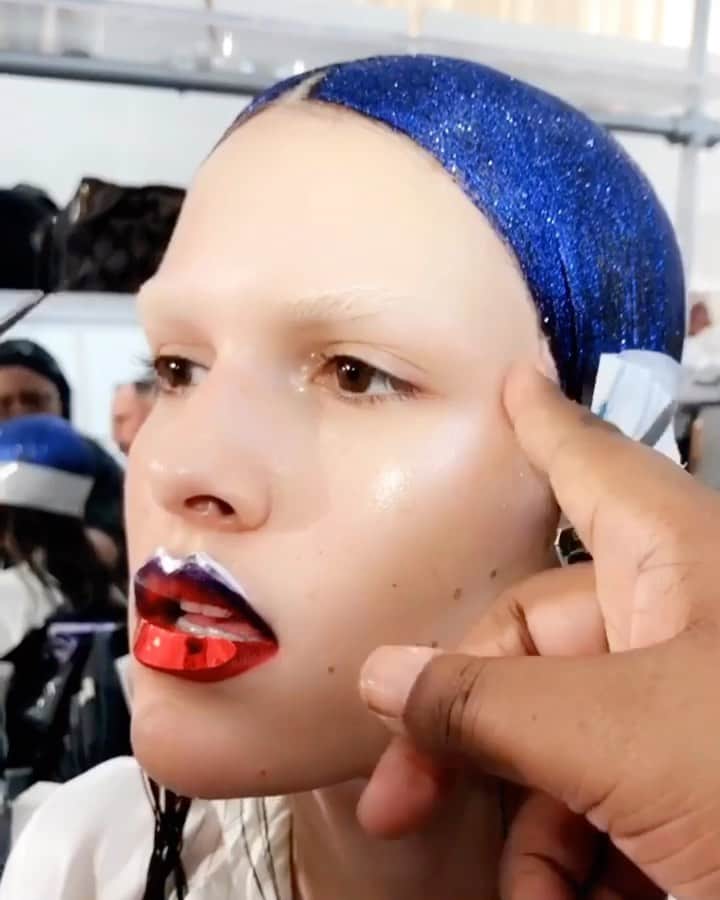 パット・マグラスのインスタグラム：「CHROME KISS⚡️⚡️⚡️ @vanessa_moody at the @jgalliano @maisonmargiela AW17 ‘Artisanal’ show serving HYPNOTIQUE ROBOTIQUE with #makeupbypatmcgrath #teampatmcgrath from #patsarchive ⚡️⚡️⚡️ #patmcgrathlabs #inspiration」