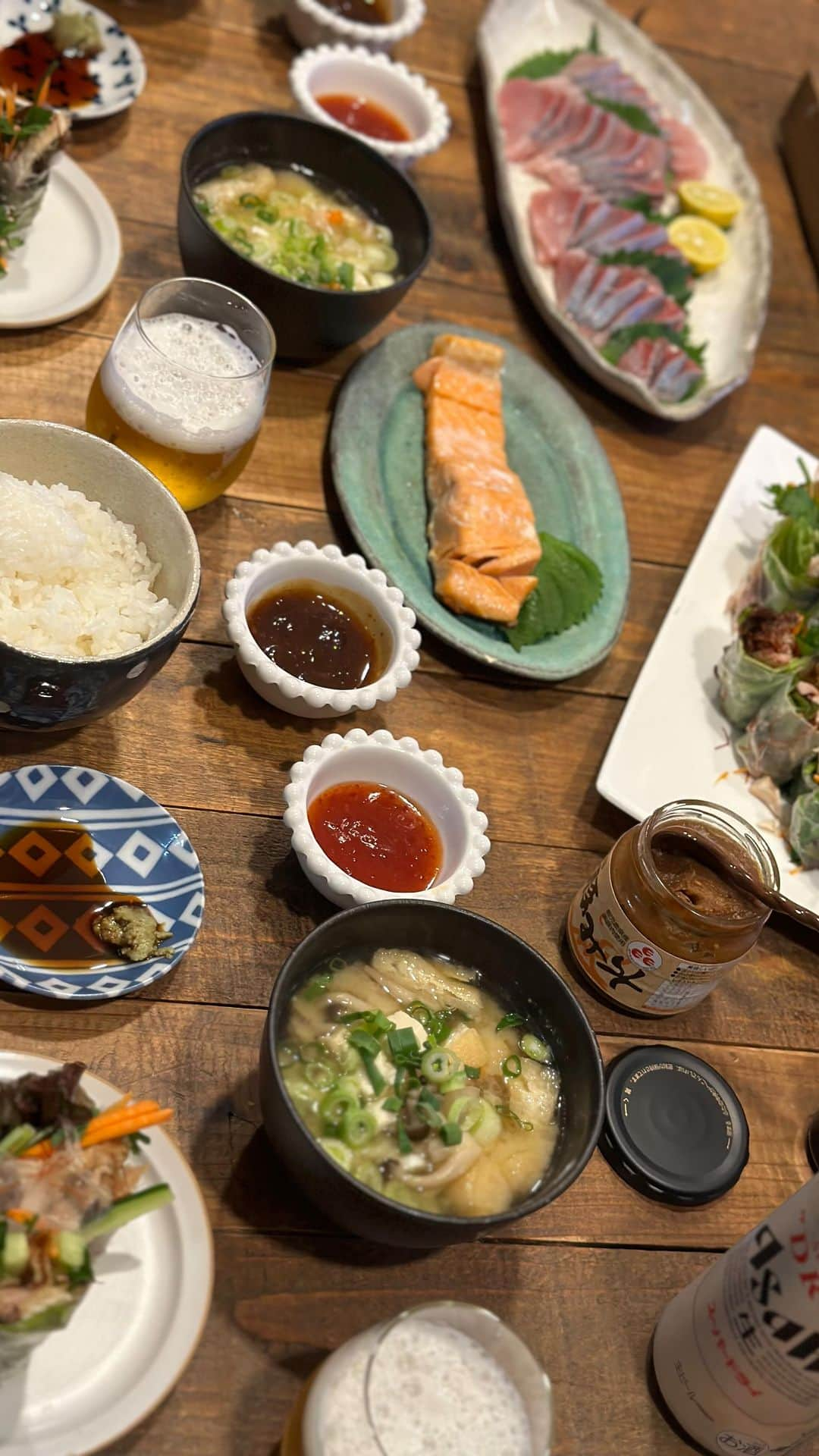 chiruのインスタグラム：「夜ご飯🍻 COSTCO🍗ロティサリーチキンアレンジメニュー  •生春巻き •COSTCOの銀鮭 •はまちの刺身 •鹿児島豚みそ •具沢山味噌汁  【生春巻きの具】 コストコロティサリーチキン パクチー きゅうり 人参 サニーレタス  【チリソース】 ⚫︎酢　大2 ⚫︎砂糖　大2 ⚫︎酒　大2 ⚫︎🌶️唐辛子(キムチ用) ⚫︎ニンニクチューブ　小1/2 水　小1.5 片栗粉　小1  ⚫︎を耐熱小皿に入れ30秒ほどレンチン 取り出して水溶き片栗粉を入れて混ぜてクツクツ泡が出るまでレンチンしてとろみがついたら出来上がり！  #ちる0909飯#日本食#日本の食卓#夜ごはん#夕食#夜ご飯#晩ご飯#食卓#家飯#夜ご飯レシピ#レシピ#recipe#コストコ購入品#dinner#おうちごはん#うちごはん#ご飯記録#健康ご飯#手作り料理#手作りごはん#lifestyle#器#器好き#食器#焼き物#家族ご飯 #ちる0909memory #instagood#instafood#japanesefood」