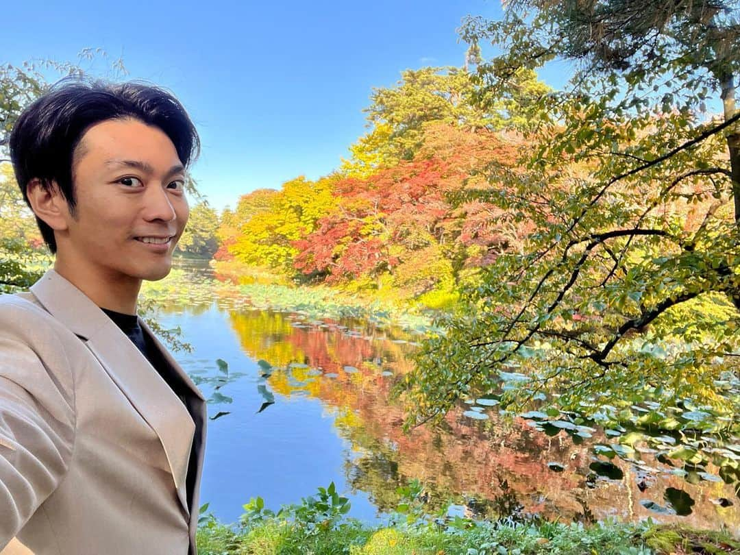 南圭介さんのインスタグラム写真 - (南圭介Instagram)「弘前城菊と紅葉まつりに行ってきました！  これにより南圭介  弘前四大まつり  制覇です！  さてさて  紅葉のグラデーションはとても美しく 弘前公園では桜も紅葉し、昼夜の寒暖差があるからこそ美しい紅葉が広がっています！  夜のライトアップされた紅葉も素敵でした！ 南が塗った「朱雀」「青龍」、メッセージやサインも投影して頂きました！ お堀を進む舟から見る紅葉もとても素敵だったので、動画や画像など、またお届け出来たらと！  改めて、「元気！弘前」からのご縁で、この1年、弘前・青森の魅力を感じさせて頂けた事に感謝です。 白神山地魅力発信アンバサダーという大切な役割も頂き、 白神山地のツアーも無事終了し、 たくさんの応援、そしてたくさんのサポート本当にありがとうございます！ これからも引き続き、たくさんの魅力を発信していきますので、宜しくお願い致します！  If you want to see beautiful autumn leaves, you should go to Hirosaki.  Daun musim gugur di Hirosaki.Mantul!🇮🇩  #弘前城菊と紅葉まつり #弘前公園 #弘前城 #弘前 #青森 #hirosakicastlechrysanthemumandautumnforiagefestival #autumnvibes🍁 #daunmusimgugur  #hirosakicastle #hirosakipark #hirosaki #aomori  #白神山地魅力発信アンバサダー #世界遺産検定マイスター」11月2日 21時14分 - keisuke_minami73