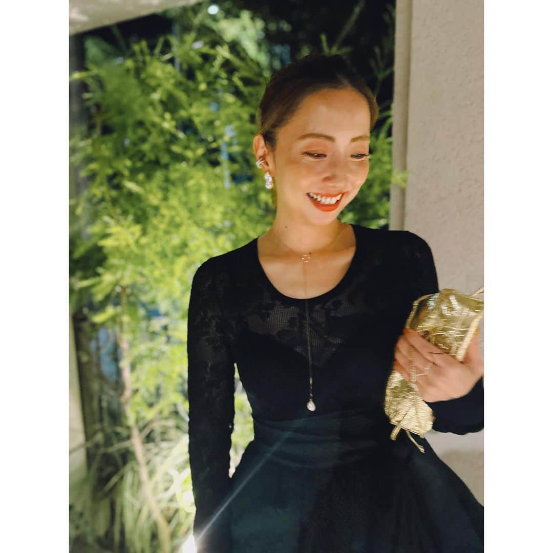 栗原佐知子のインスタグラム：「✴︎ ブラックコーデに🐚×💎💫 . . ジュエリーコーディネートのご質問をいただくことが 多いので… 2枚目にタグ付けしています🫶 （モリモリですみません😆笑） . . #outfit #fashion #ootd #coordinate #instafashion #magnoliawhitejewelry #jewelry #pearl #diamond #コーディネート #コーデ #今日のコーデ #ファッション #秋コーデ #ジュエリーコーディネート」