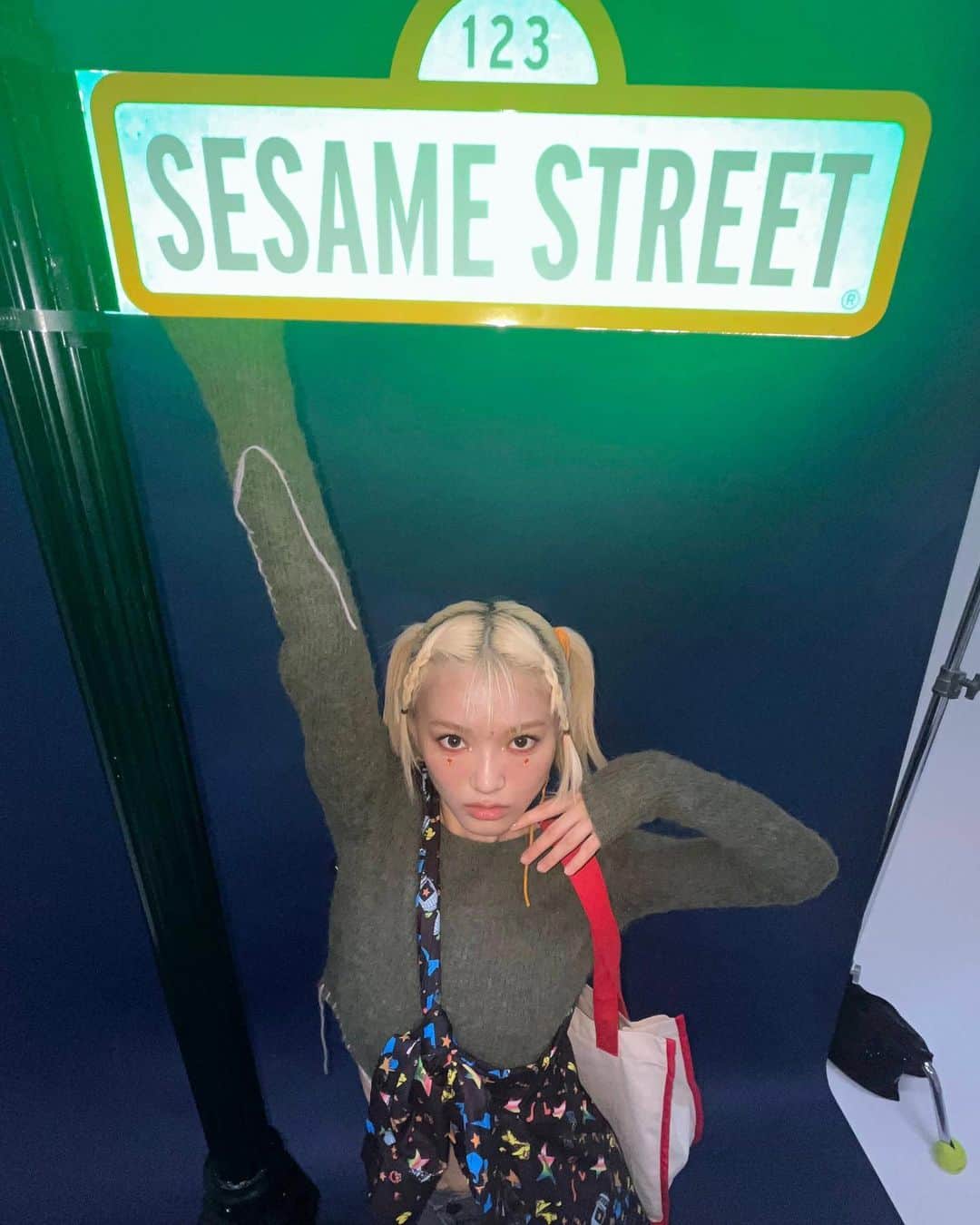鶴屋美咲さんのインスタグラム写真 - (鶴屋美咲Instagram)「.  SESAME STREET×Girls² by PONEYCOMB TOKYO 販売スタート🎶  可愛いセサミストリートの仲間に囲まれての撮影🌈 嬉しかったです！＾＾  私は、長袖シャツとトートバッグを取り入れてみました。🌼  ノベルティも含め全アイテム可愛いので、ぜひチェックしてみてくださいね♡  なかなかしないツインテール。 ちょっと緊張しました。笑 どうかな？🤭」11月2日 21時09分 - girls2_misaki_official