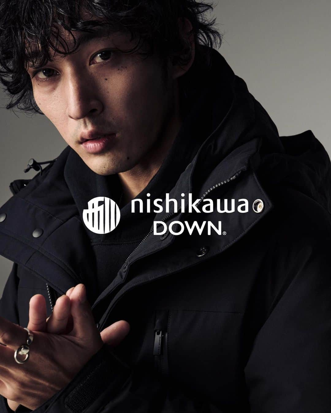 nano·universe Officialのインスタグラム：「【上杉柊平が纏う nishikawa DOWN®の大人のアウター】 ━━━━━━━━━━━━━━━━━━━ クラシックでモダン。機能的でありながら情緒的。 毎シーズン、高い人気を集めているnishikawa DOWN®×ナノ・ユニバースのコラボレーションアウター。 時にアクティブに、時にエレガントに。 上杉柊平が纏う大人のアウターは、暖かく、色気ある冬の着こなしを演出してくれる。  Profile 上杉柊平 / Shuhei Uesugi 1992年生まれ。数多くの映画・ドラマに出演する人気俳優。 大人の色気を感じさせるクールな表情が魅力であり、 ストリートのエッセンスを内包した高いファッションセンスも高く支持されている。  ▶商品詳細は画像をタップしてチェック！ ━━━━━━━━━━━━━━━━━━━ #NANOuniverse #ナノユニバース  #西川ダウン #nishikawaDOWN #2023AW #大人カジュアル #大人アウター #冬アウター #上杉柊平 #ダウン #ダウンジャケット #ダウンコーデ #MA1 #ブラックコーデ #秋色コーデ #ショートダウン #革靴コーデ #スポーティー #きれいめカジュアル #メンズカジュアル #メンズコーディネート」