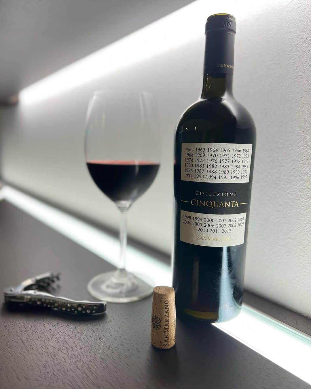 ImotoEtsuyo さんのインスタグラム写真 - (ImotoEtsuyo Instagram)「#家飲み   ・ @sanmarzanowines  ・ #collezionecinquanta  #コレッツィオーネチンクアンタ ・ 樹齢平均50年以上の古樹ブドウを使用。 ・ プリミティーヴォ50% ネグロアマーロ50%  ・　 濃く深い赤紫の色合いで  煮詰めたジャムや赤い果実、 濃縮した果実味が魅力のワイン。 スパイスの香りも溶け込んでいて 心地よい余韻が長く続きます❤️  ・ @sanmarzanowines   #sanmarzanowines #サンマルツァーノワイン #Puglia #プーリア #italianlifestyle #presstrip #winesharingbeauty #Puglianwine #SanMarzanoWines #CantineSanMarzano #ワイン」11月2日 21時10分 - bisuhada