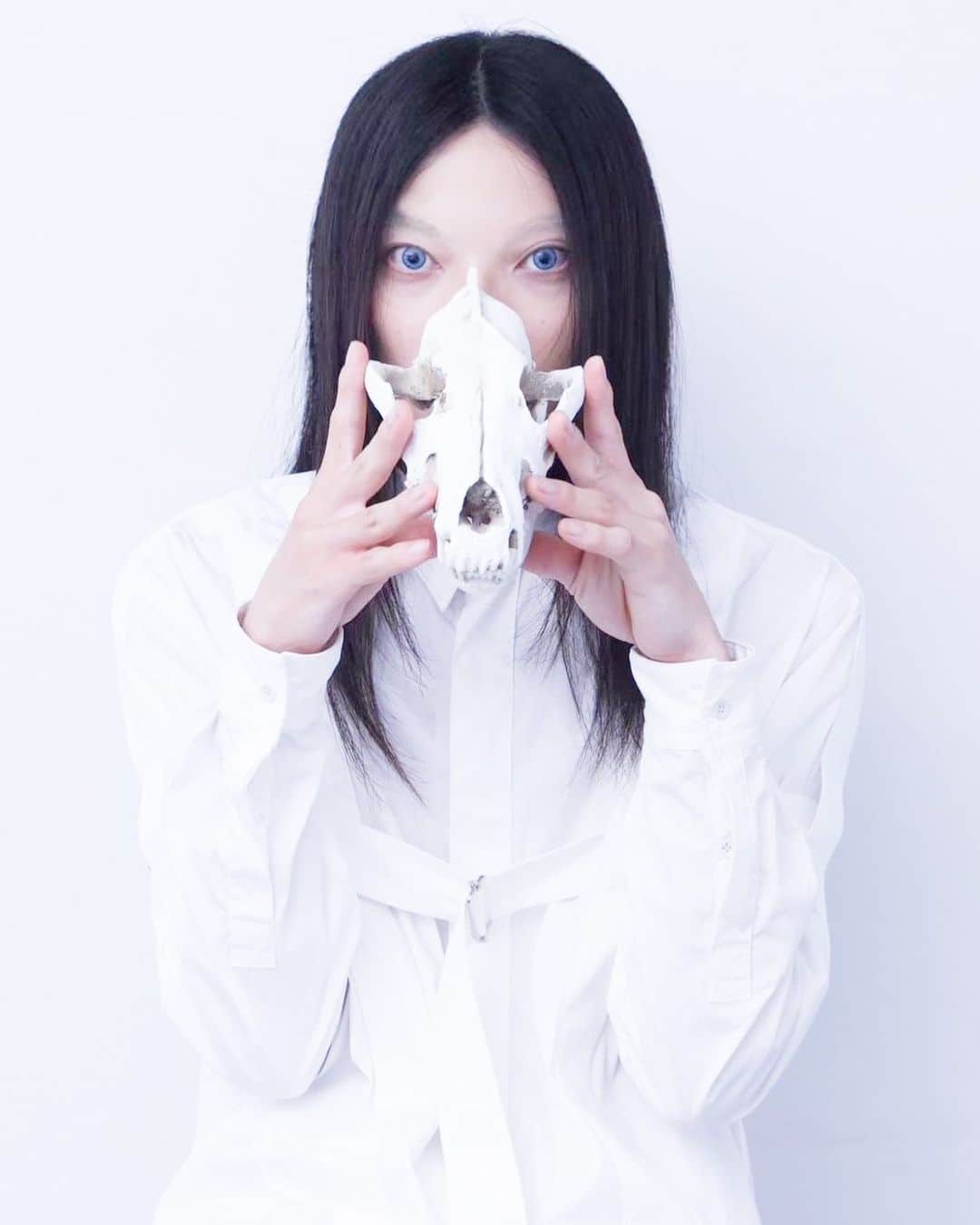 タカハシシンノスケのインスタグラム：「「自分には特別な力があるからー」 Photo:Ayano Sudo @ayano_sudo   写真集「夢の話」よりアザーカットを公開します。  11/3まで https://ayanosudo.thebase.in/にて受注販売中です！ 「夢の話」関連グッズも受注販売中です！ プロフィールのリンクからどうぞ！ そして、11/21-26で実施される恵比寿ナディッフアパートでの 展示にもぜひお越しください！  拘束衣を纏い、病室や研究施設を思わせるルックです。 純朴な蒼い瞳で見つめる先に何が起こるのか… ミニマルかつ絵画的な写真を文筆と合わせて ぜひ、ご覧ください。  #タカハシシンノスケの夢の話　 #須藤絢乃」