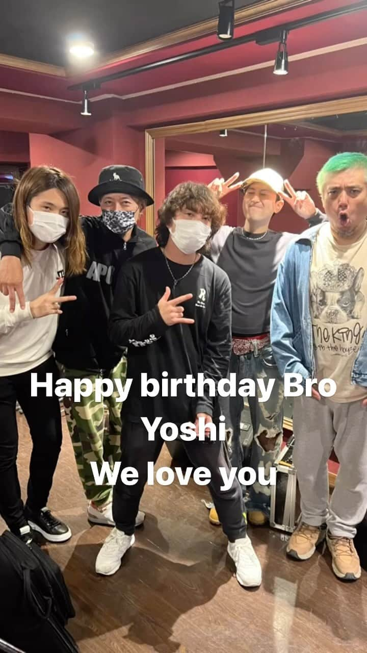 Ju-kenのインスタグラム：「Happy 32th birthday Yoshi😆😆😆 いつも最高の努力とサウンドをありがとー！！！  @yoshi_shimazu  @juon.guitar  @uzmkduttch  @nakkid」