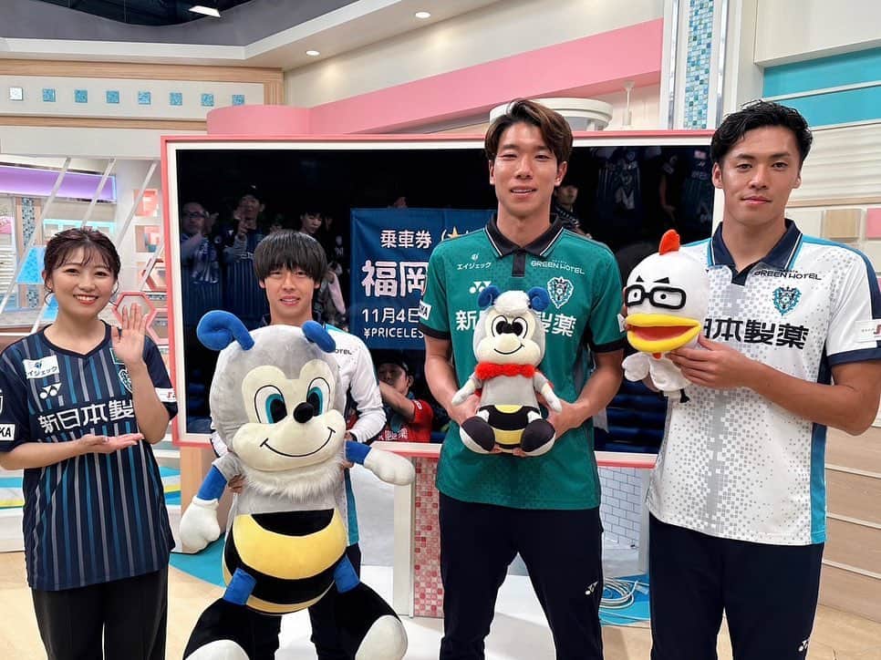 川崎優のインスタグラム：「アビスパ福岡！ いよいよ、あさって土曜日、ルヴァンカップ決勝戦✨ 悲願の初タイトルへ⭐️  ということで…永石拓海選手、宮大樹選手、紺野和也選手を直撃⚽️ 決勝にかける想いを伺いました！！ 年齢も近く、プライベートでも仲の良い3人😆和気あいあいと話す姿にこちらまでほっこりした…🍵 お互い、信頼し合っているのも伝わってきました。  ぜひ明日のバリはやッ！をチェックしてください💪 国立へパワーをみんなで届けましょうー‼️✨  #アビスパ福岡 #福岡が勝つ」