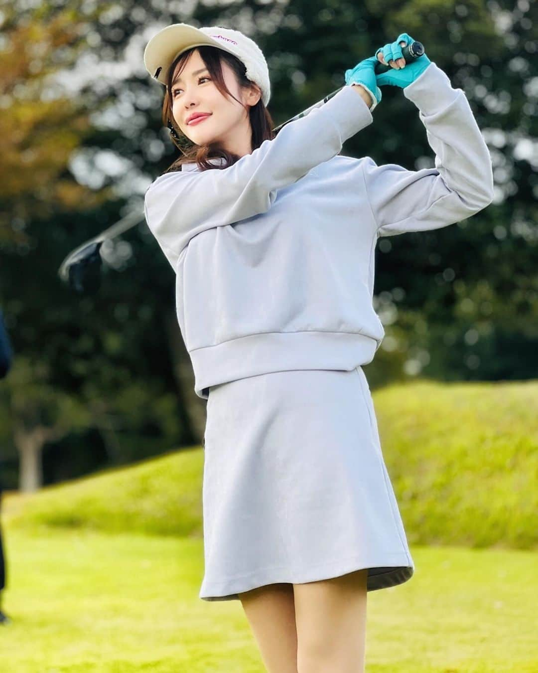 宇水遥佳のインスタグラム：「. 昨日はゴルフ誌GEWの撮影でした⛳️ BOYA株式会社様の距離計をラウンドしながら 試させていただきの撮影📷 今回R1とR2を試させていただきましたが 女性ゴルファーにはR2がおすすめ⭐️ コンパクトで軽く、計測スピードがすごく速い👏 ノンストレスでパパッと計測でき精度もとても高い☺️ レザーケースとマーカーもついてくるのでお得感も ありとてもよかったです🉐 誌面とYouTubeに出るのでぜひみてくださいね✨ . ウェアは @lenan_golf のものを👕💓 スウェード調のセットアップでお色味も可愛い〜💓 冬にかけてたくさん着よう🥰 . . #距離計 #ゴルフ距離計 #秋ゴルフ #秋ゴルフコーデ # #ゴルフ女子 #ゴルフコーデ」